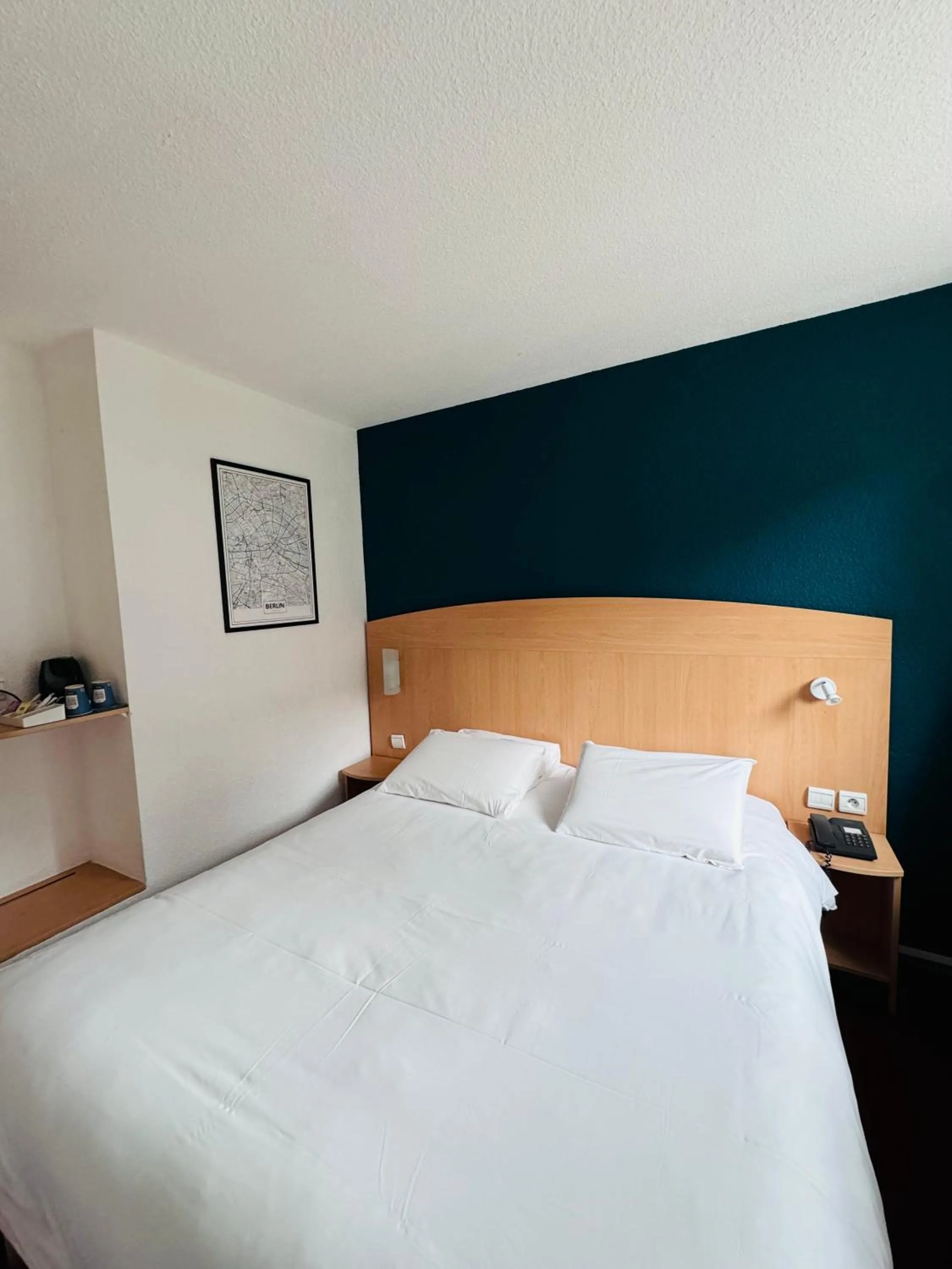 Bedroom, Bed in The Originals City, Hôtel La Maison de Lise, Mulhouse Illzach