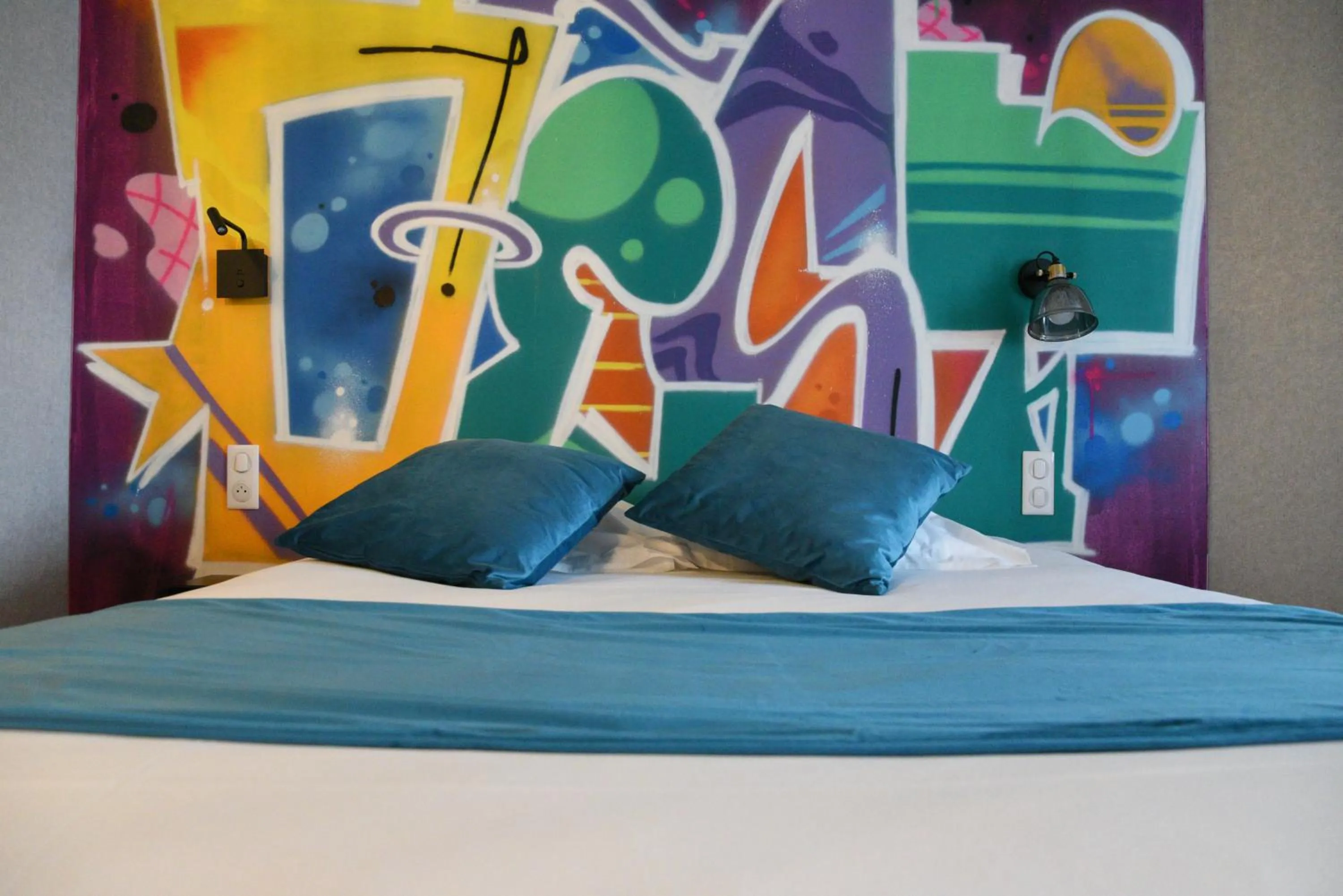 Bed in The Originals Boutique, Hôtel Montélimar