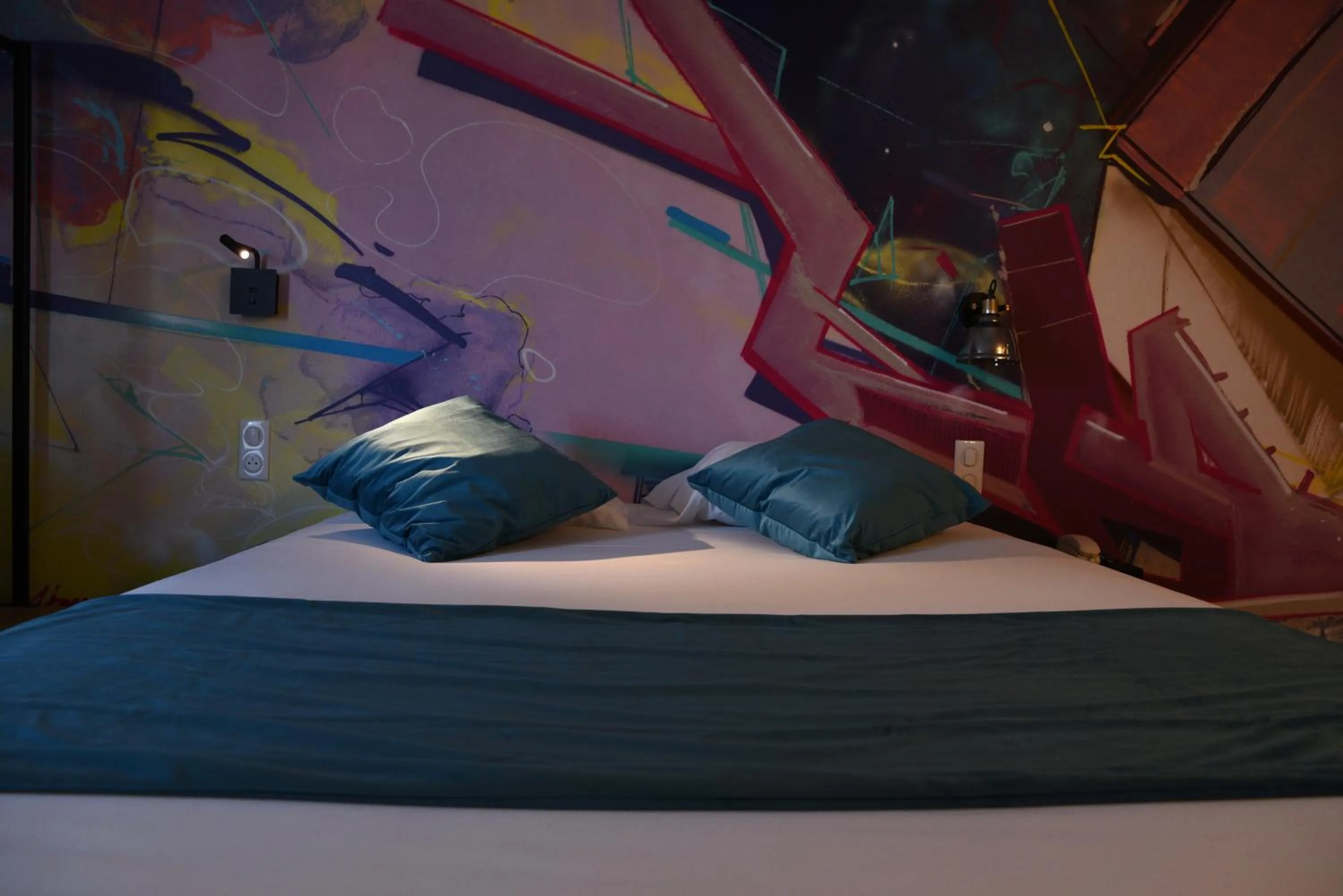 Property building, Bed in The Originals Boutique, Hôtel Montélimar