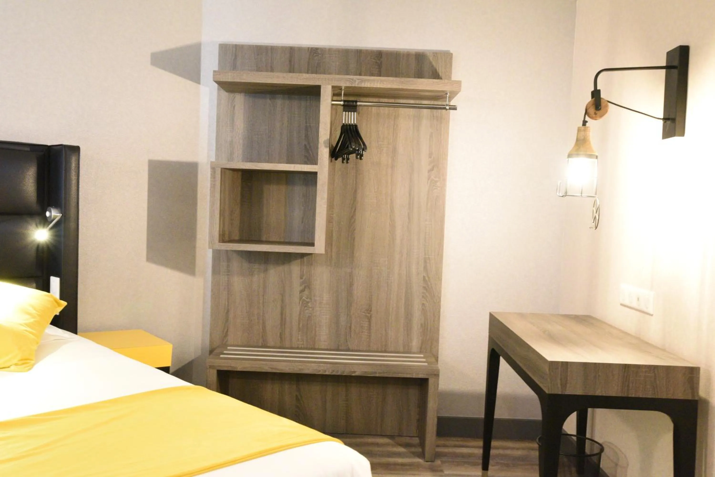 Photo of the whole room, Bed in The Originals Boutique, Hôtel Montélimar