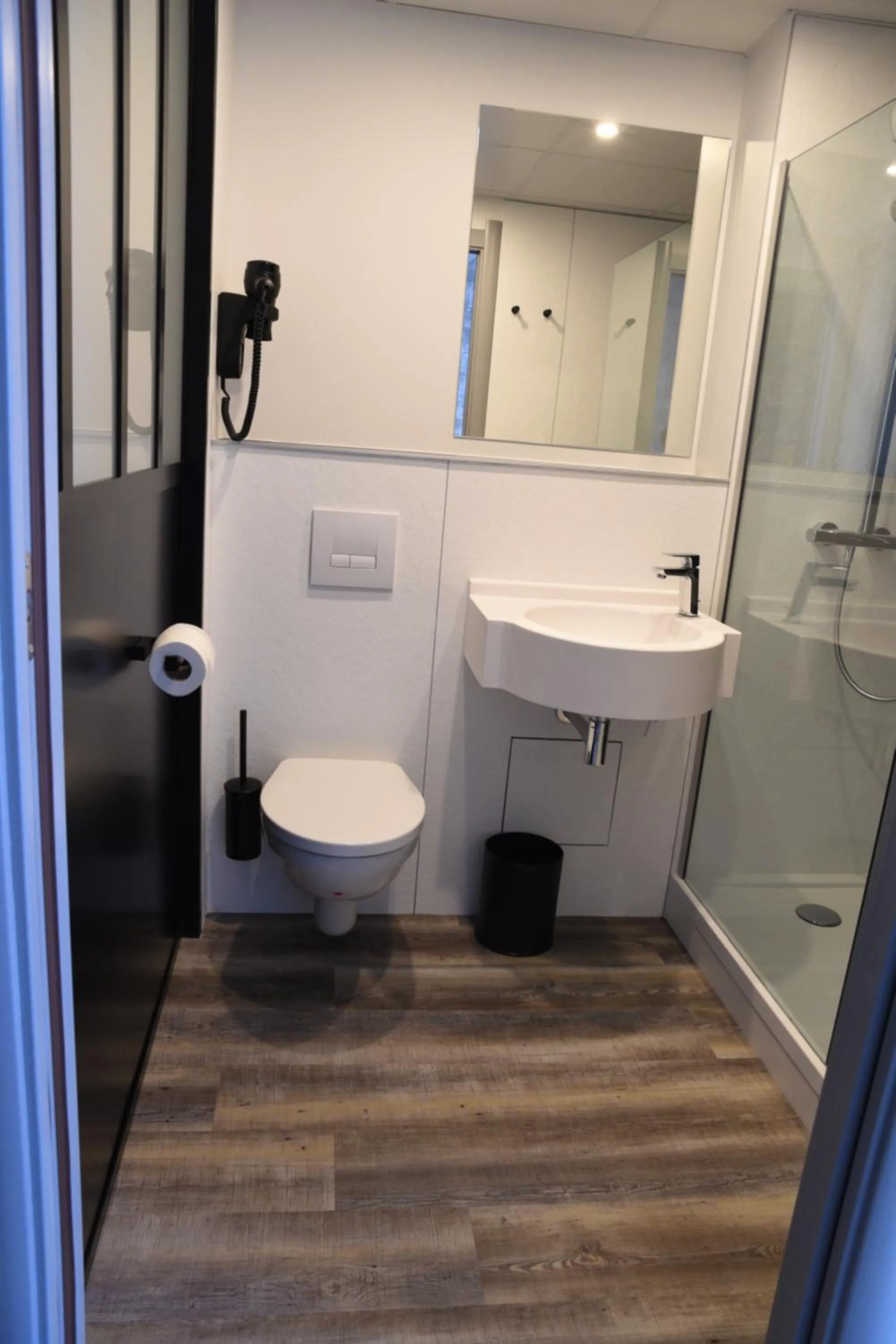 Bathroom in The Originals Boutique, Hôtel Montélimar