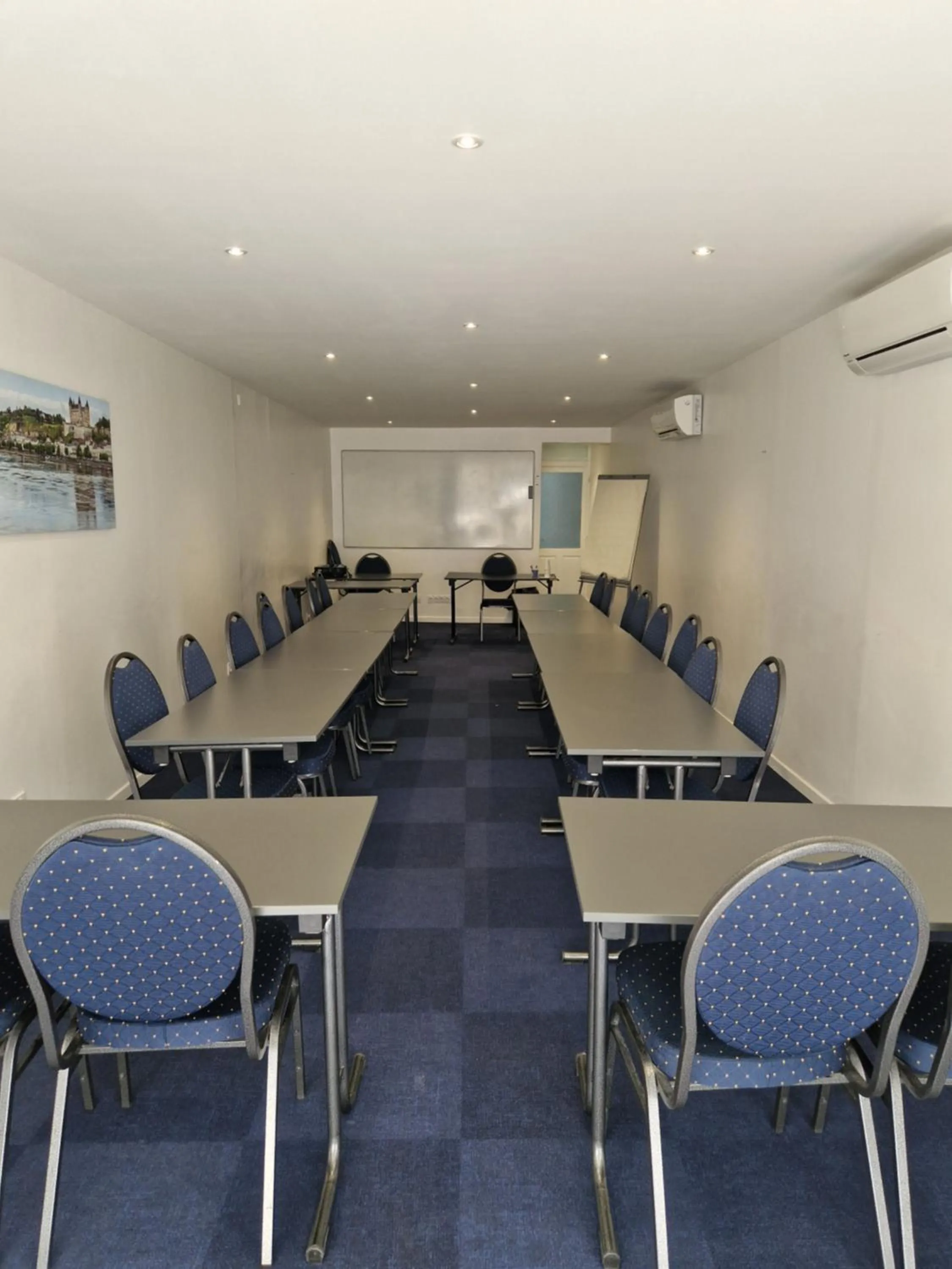Meeting/conference room in Kyriad Saumur Hyper Centre Hôtel, Appartements, Séminaires et SPA soins Sothys Paris