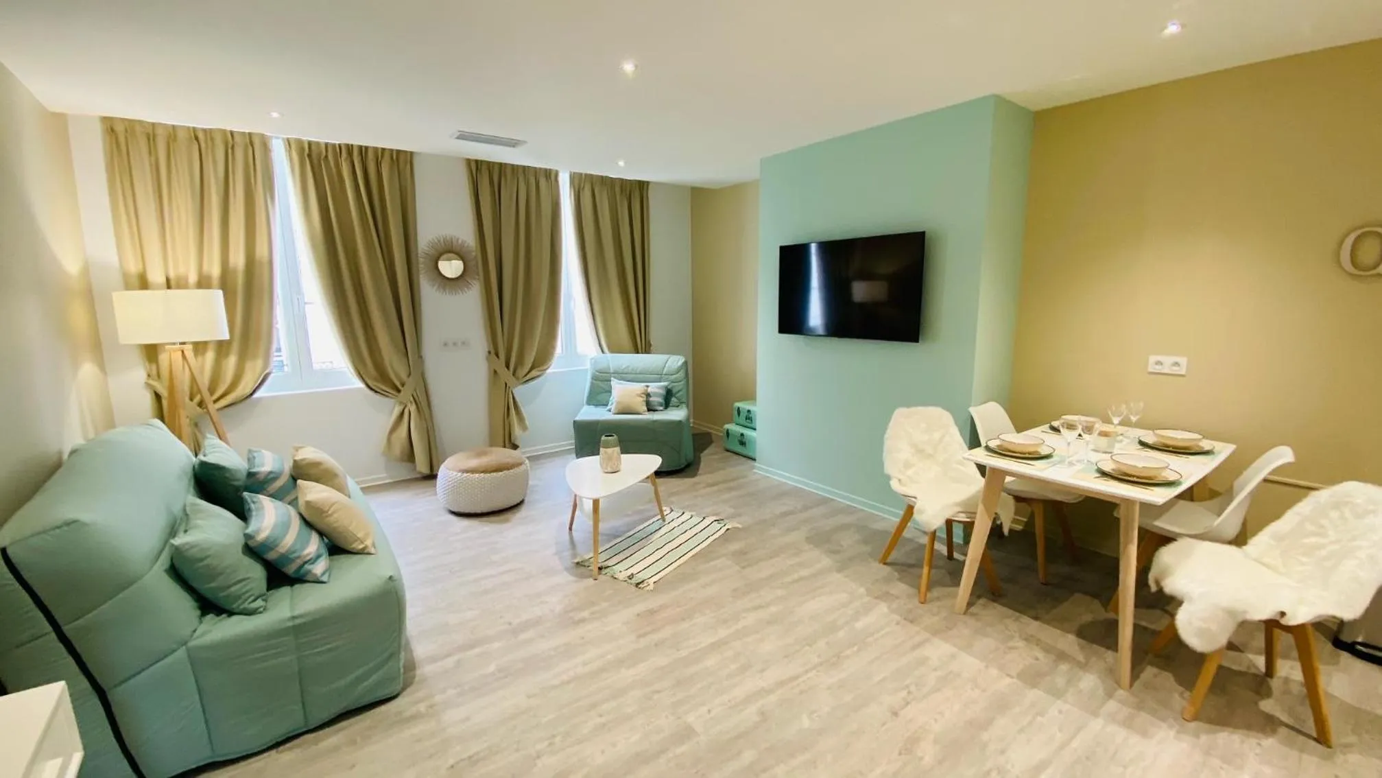 Living room in Kyriad Saumur Hyper Centre Hôtel, Appartements, Séminaires et SPA soins Sothys Paris