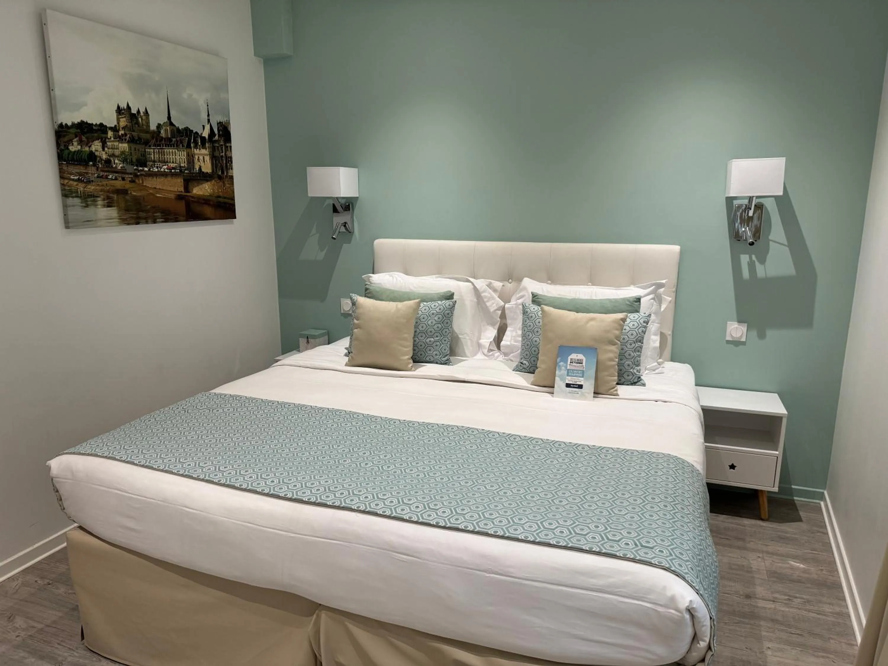 City view, Bed in Kyriad Saumur Hyper Centre Hôtel, Appartements, Séminaires et SPA soins Sothys Paris