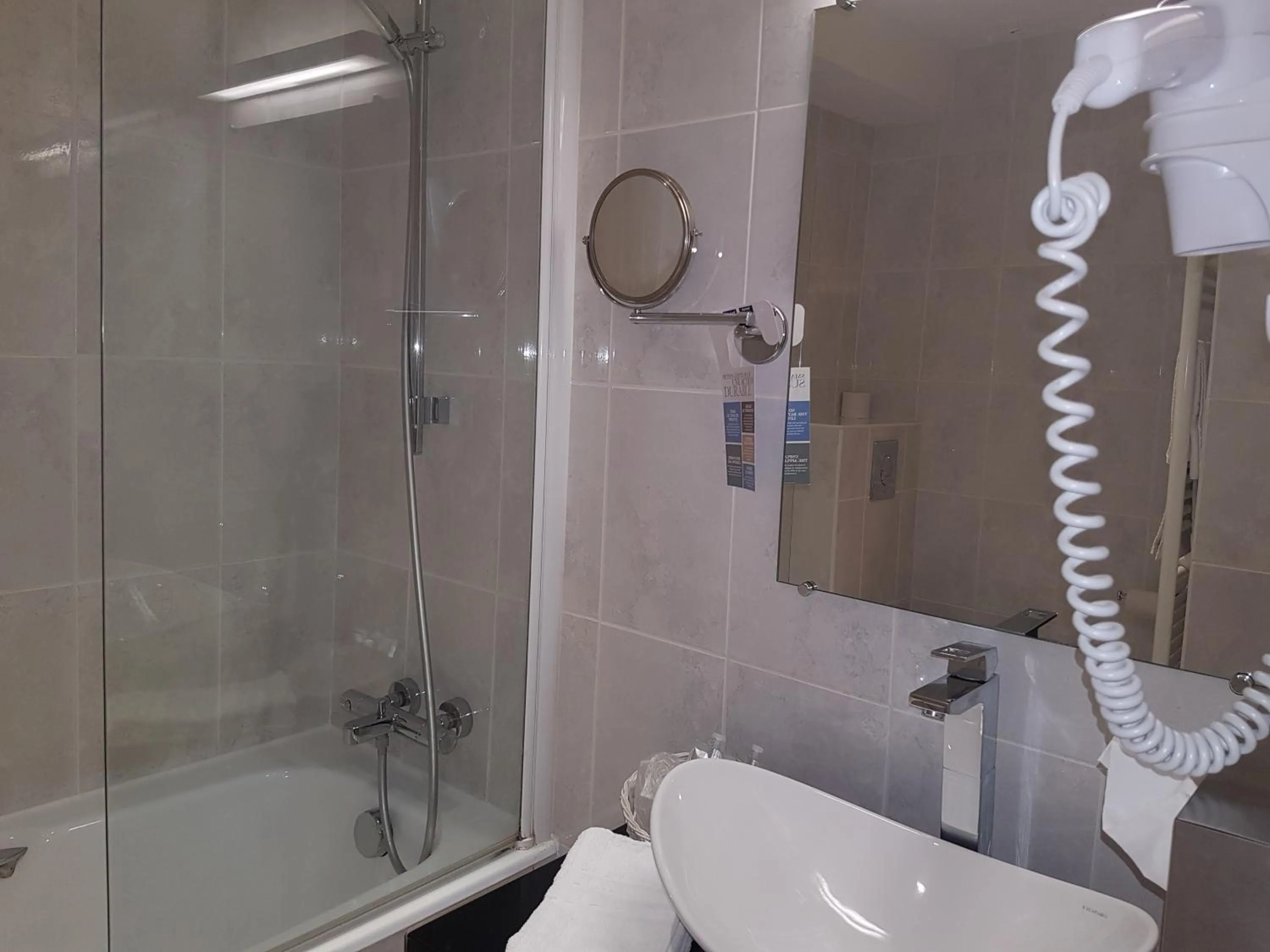 Bathroom in Kyriad Saumur Hyper Centre Hôtel, Appartements, Séminaires et SPA soins Sothys Paris