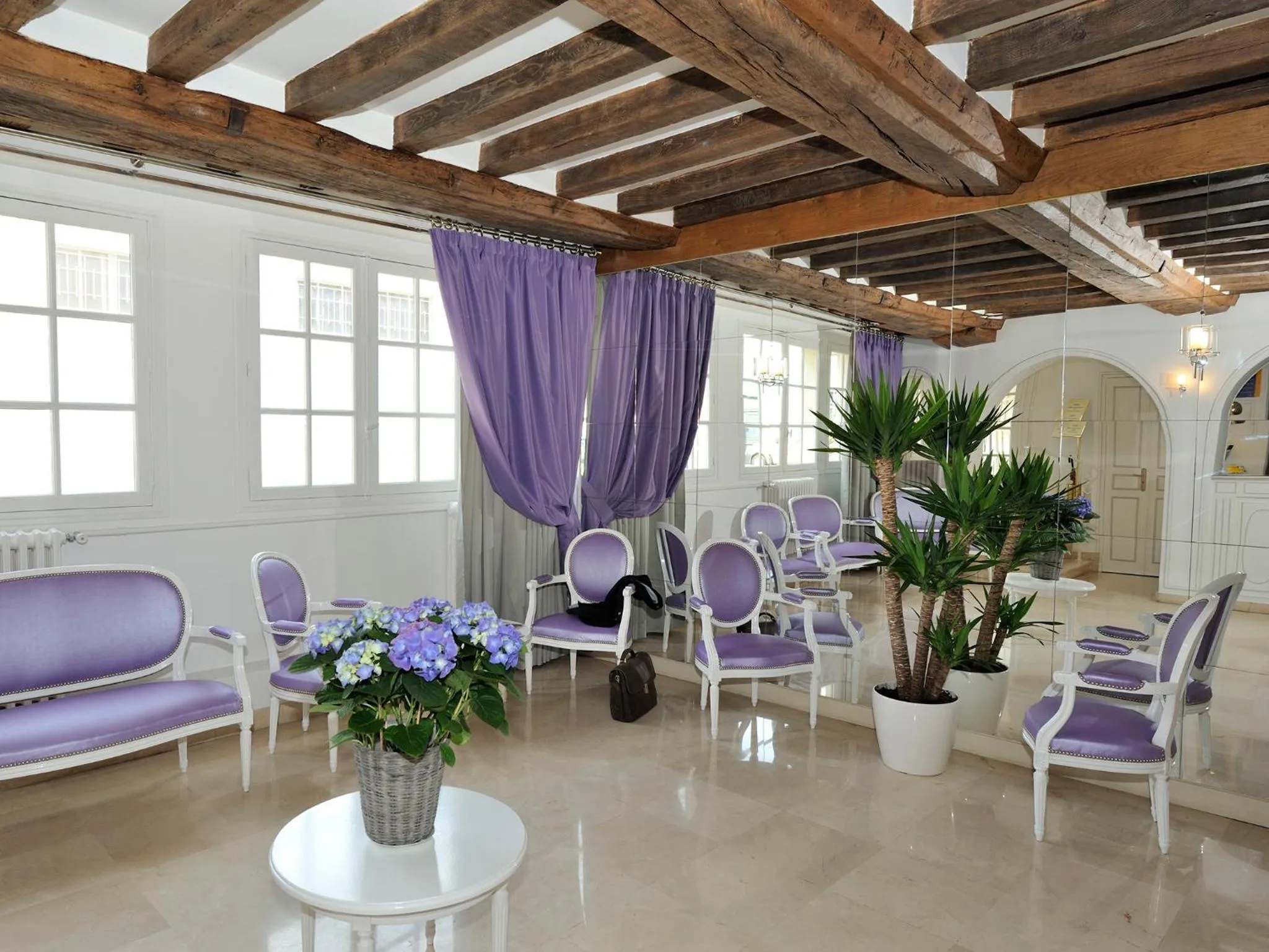 Communal lounge/ TV room in Kyriad Saumur Hyper Centre Hôtel, Appartements, Séminaires et SPA soins Sothys Paris