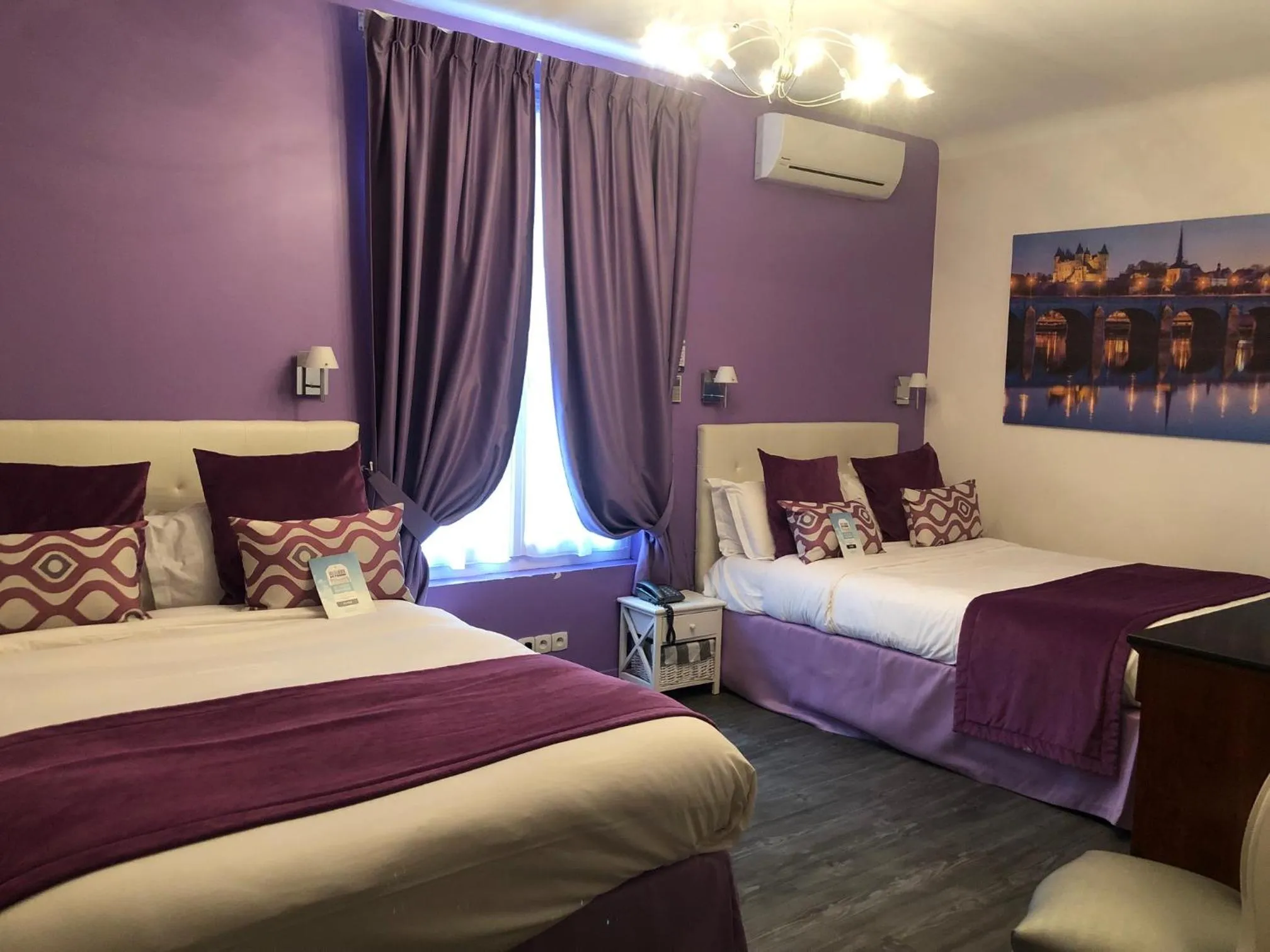 Bath, Bed in Kyriad Saumur Hyper Centre Hôtel, Appartements, Séminaires et SPA soins Sothys Paris