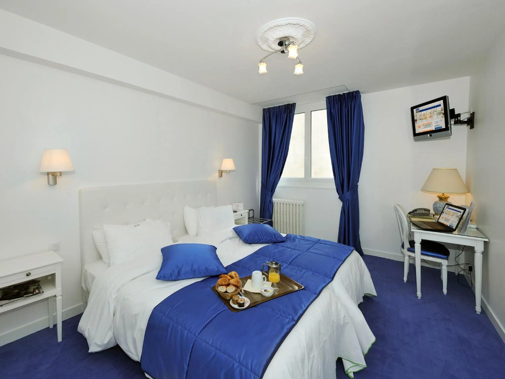 Bathroom, Bed in Kyriad Saumur Hyper Centre Hôtel, Appartements, Séminaires et SPA soins Sothys Paris