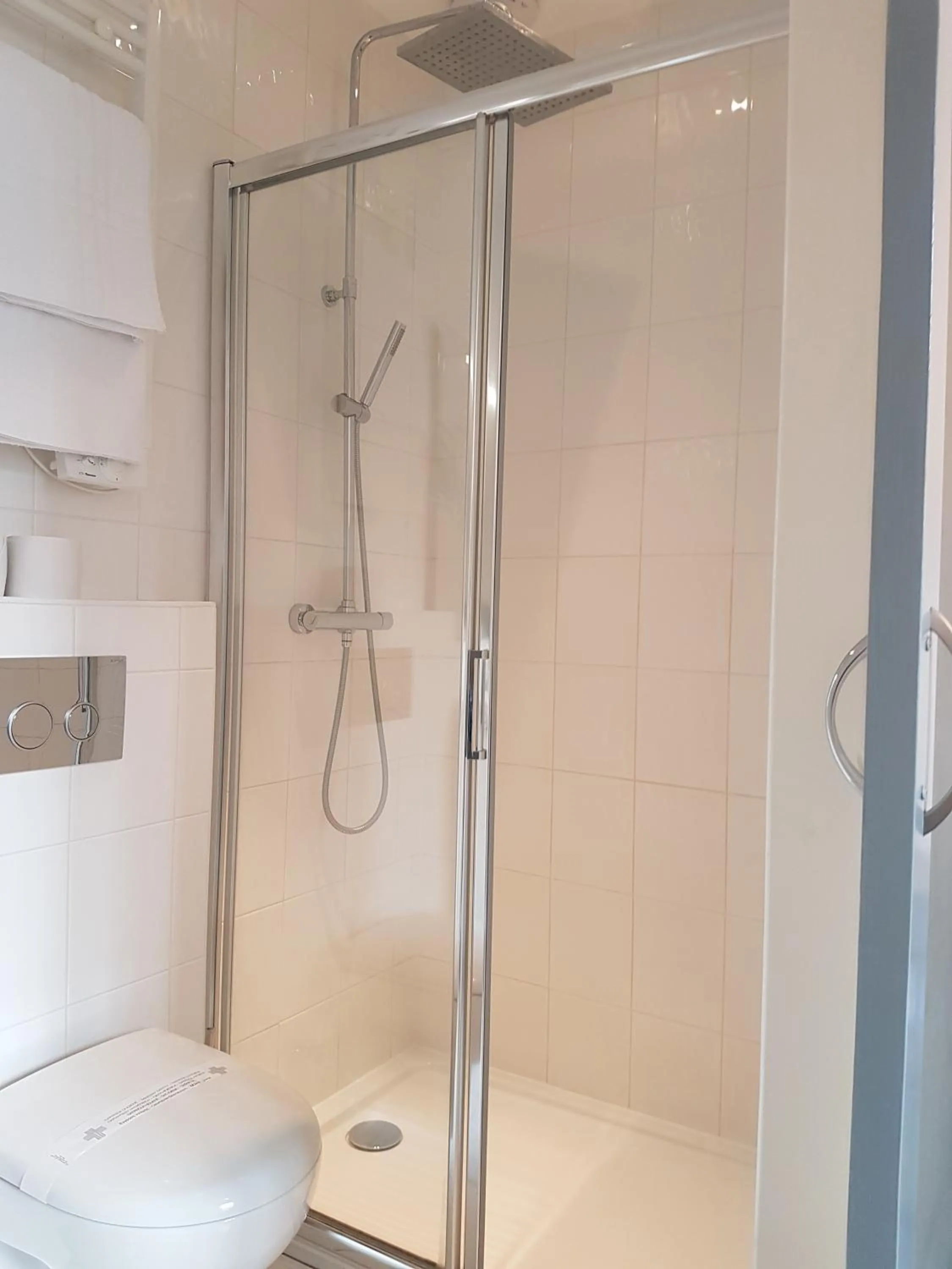 Shower in Kyriad Saumur Hyper Centre Hôtel, Appartements, Séminaires et SPA soins Sothys Paris