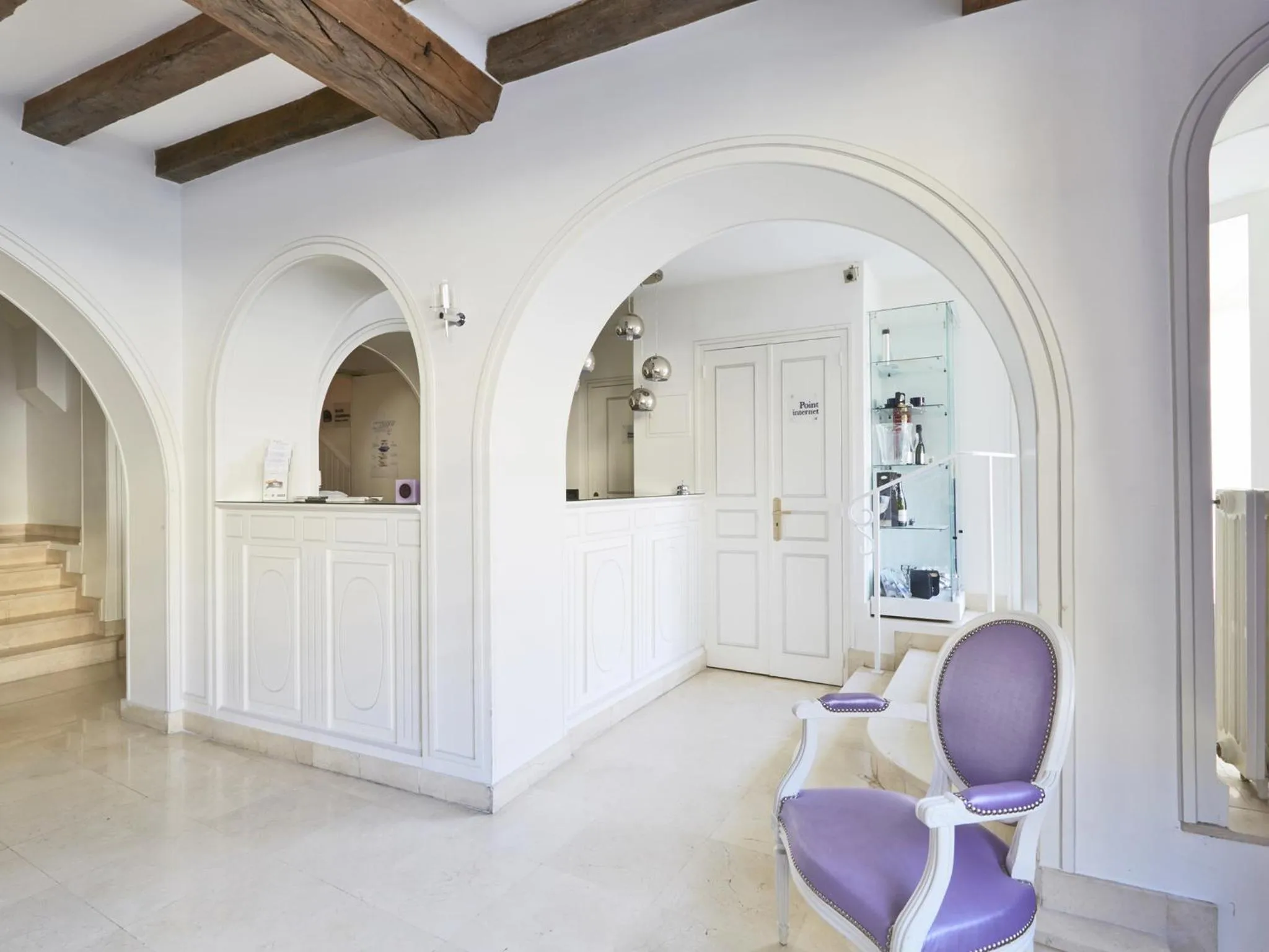 Lobby or reception in Kyriad Saumur Hyper Centre Hôtel, Appartements, Séminaires et SPA soins Sothys Paris