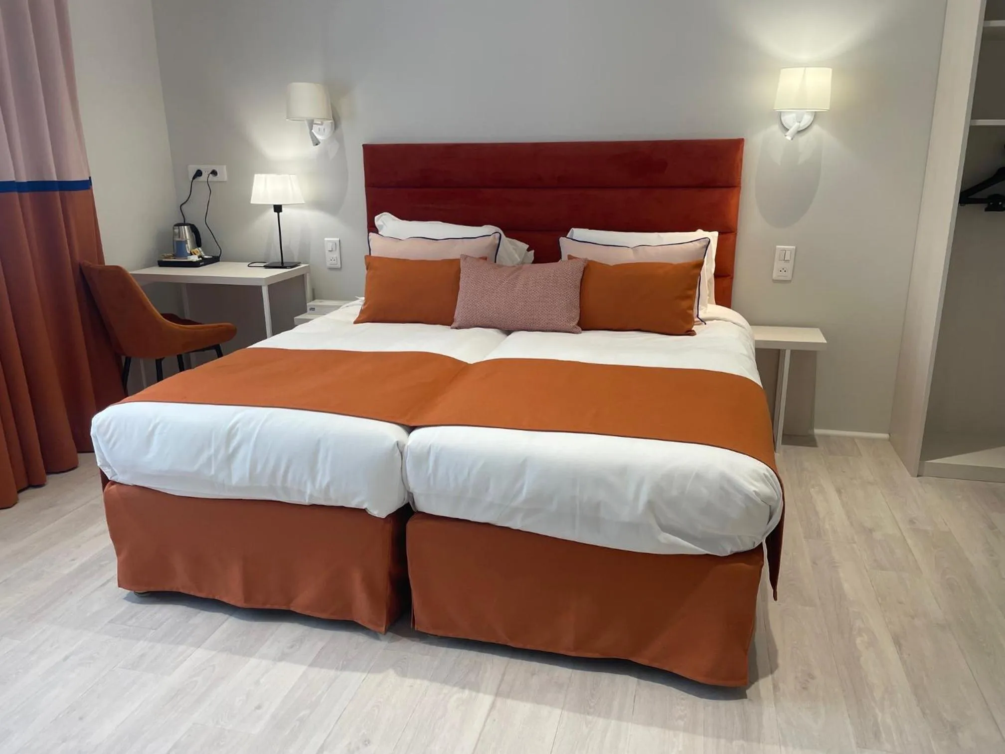 Inner courtyard view, Bed in Kyriad Saumur Hyper Centre Hôtel, Appartements, Séminaires et SPA soins Sothys Paris