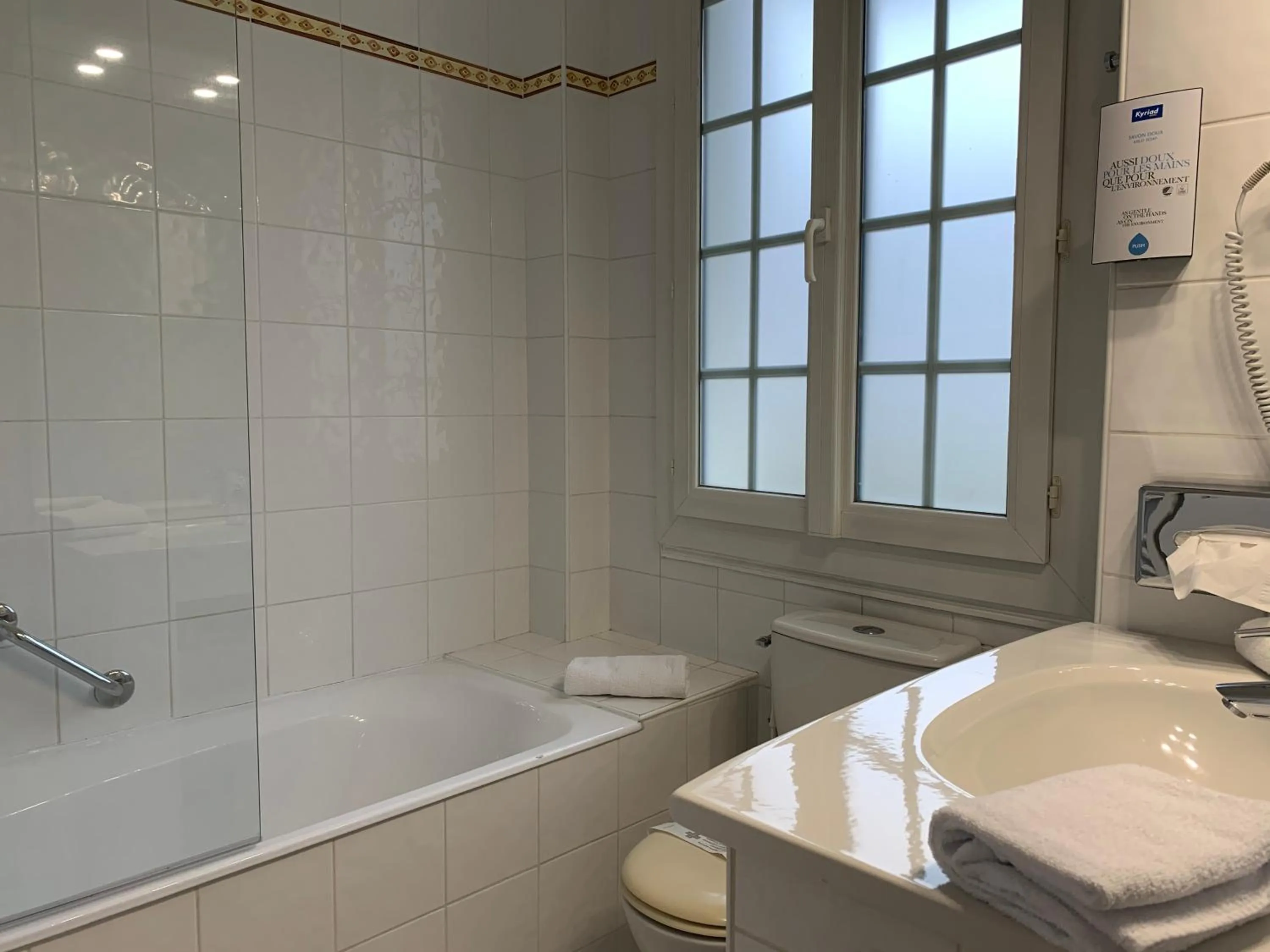 Bathroom in Kyriad Saumur Hyper Centre Hôtel, Appartements, Séminaires et SPA soins Sothys Paris