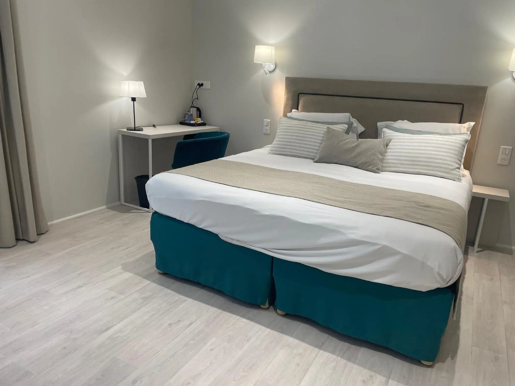 Inner courtyard view, Bed in Kyriad Saumur Hyper Centre Hôtel, Appartements, Séminaires et SPA soins Sothys Paris