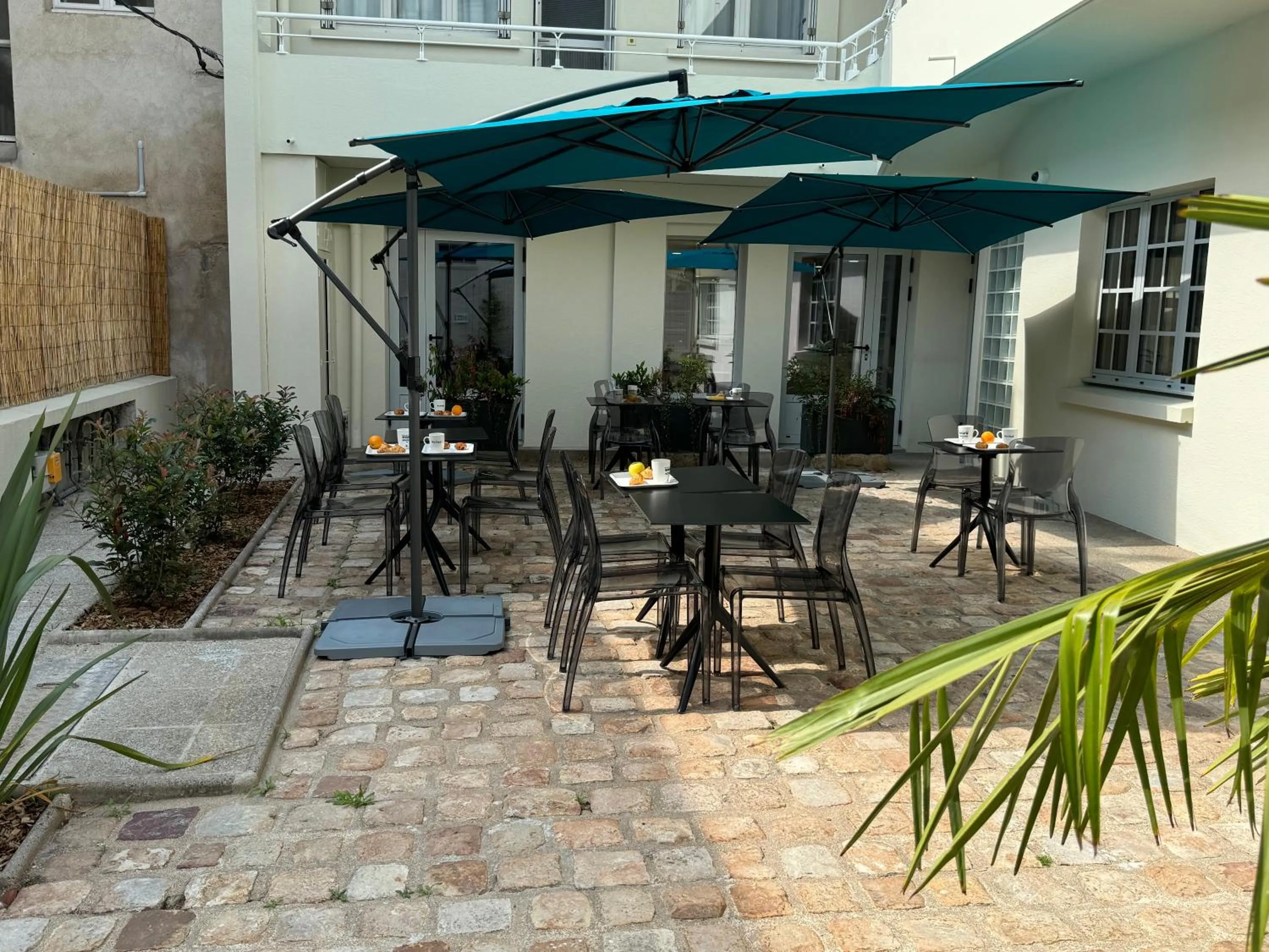 Patio in Kyriad Saumur Hyper Centre Hôtel, Appartements, Séminaires et SPA soins Sothys Paris