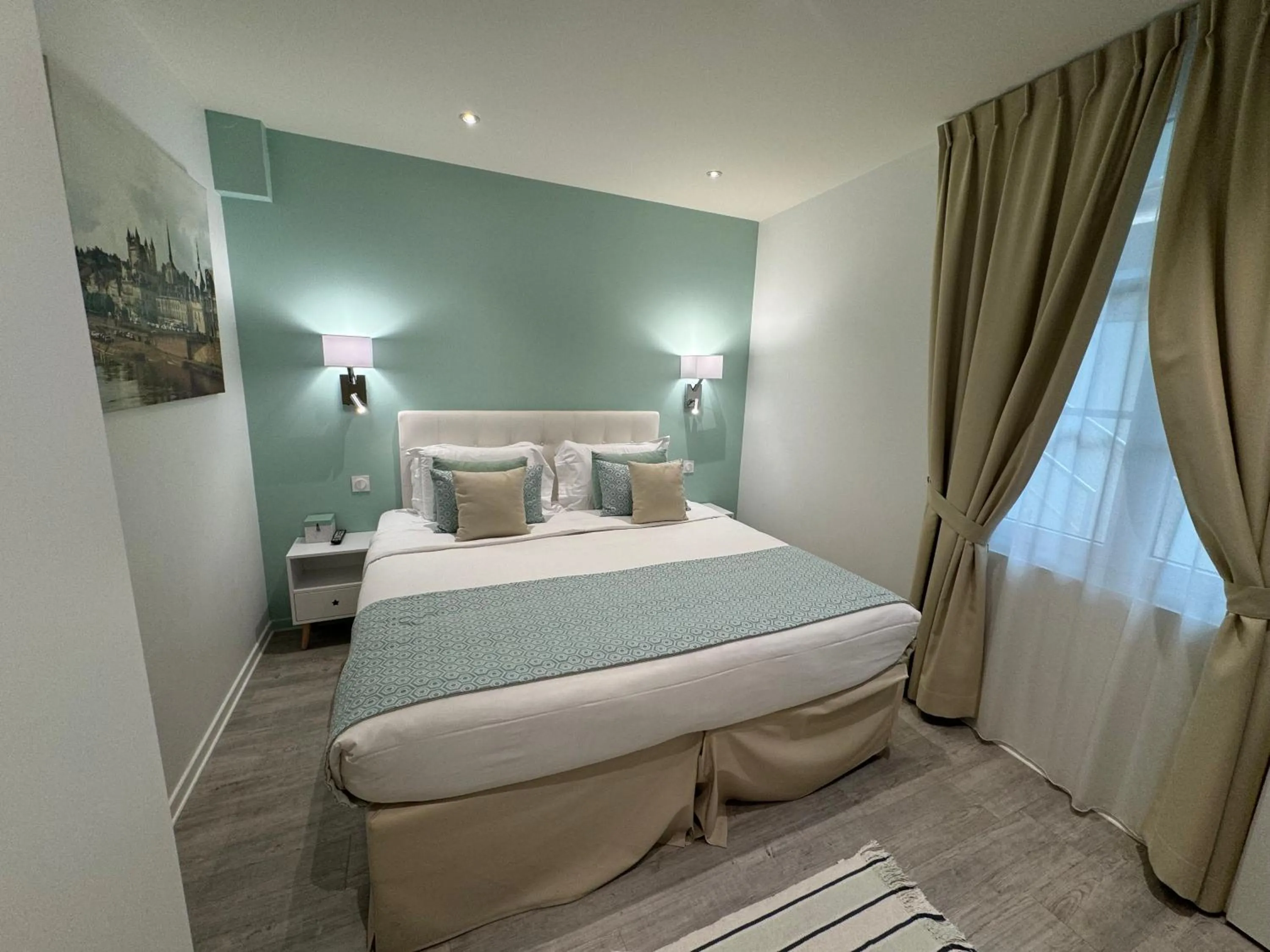 City view, Bed in Kyriad Saumur Hyper Centre Hôtel, Appartements, Séminaires et SPA soins Sothys Paris