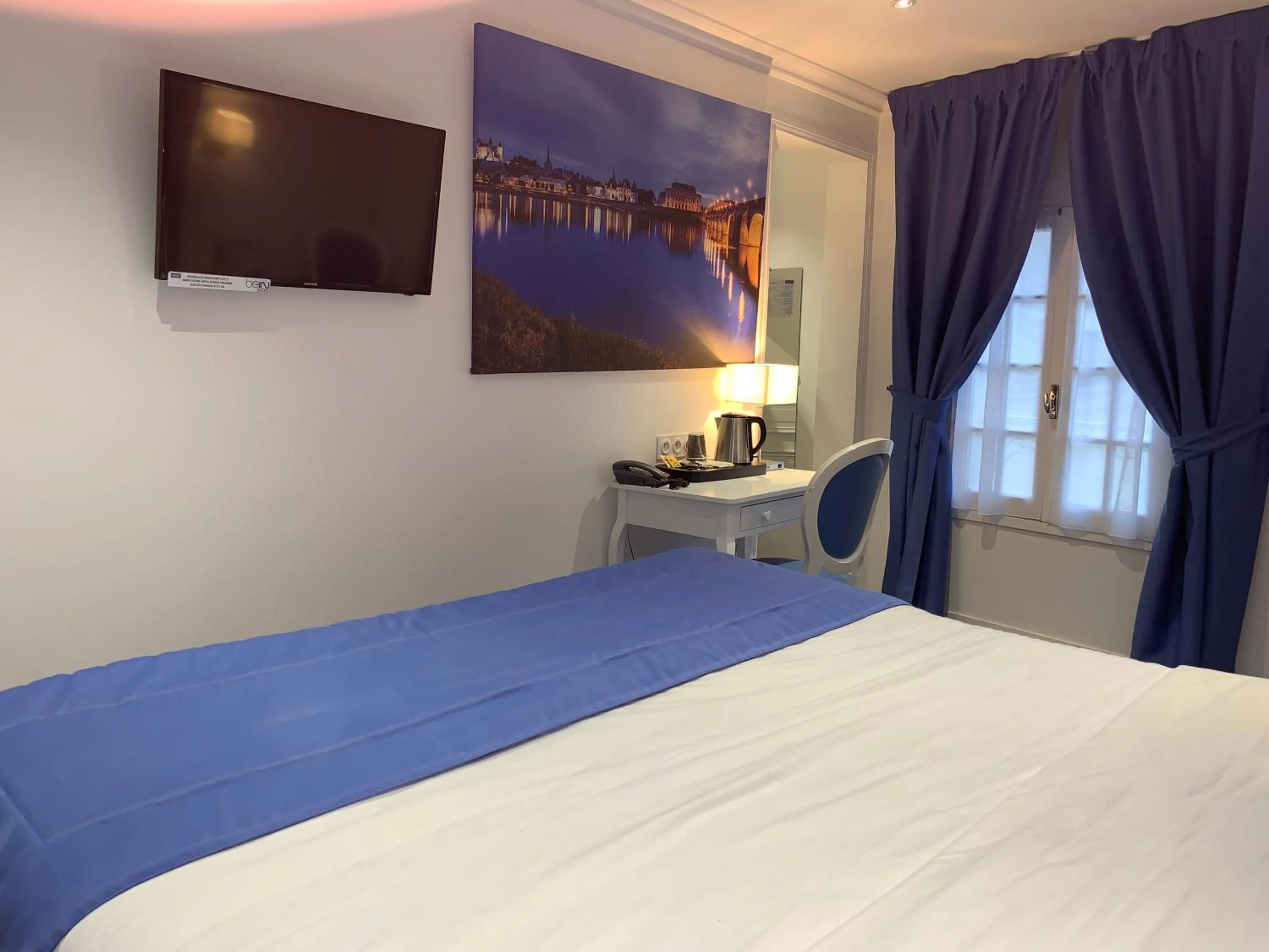 Photo of the whole room, Bed in Kyriad Saumur Hyper Centre Hôtel, Appartements, Séminaires et SPA soins Sothys Paris