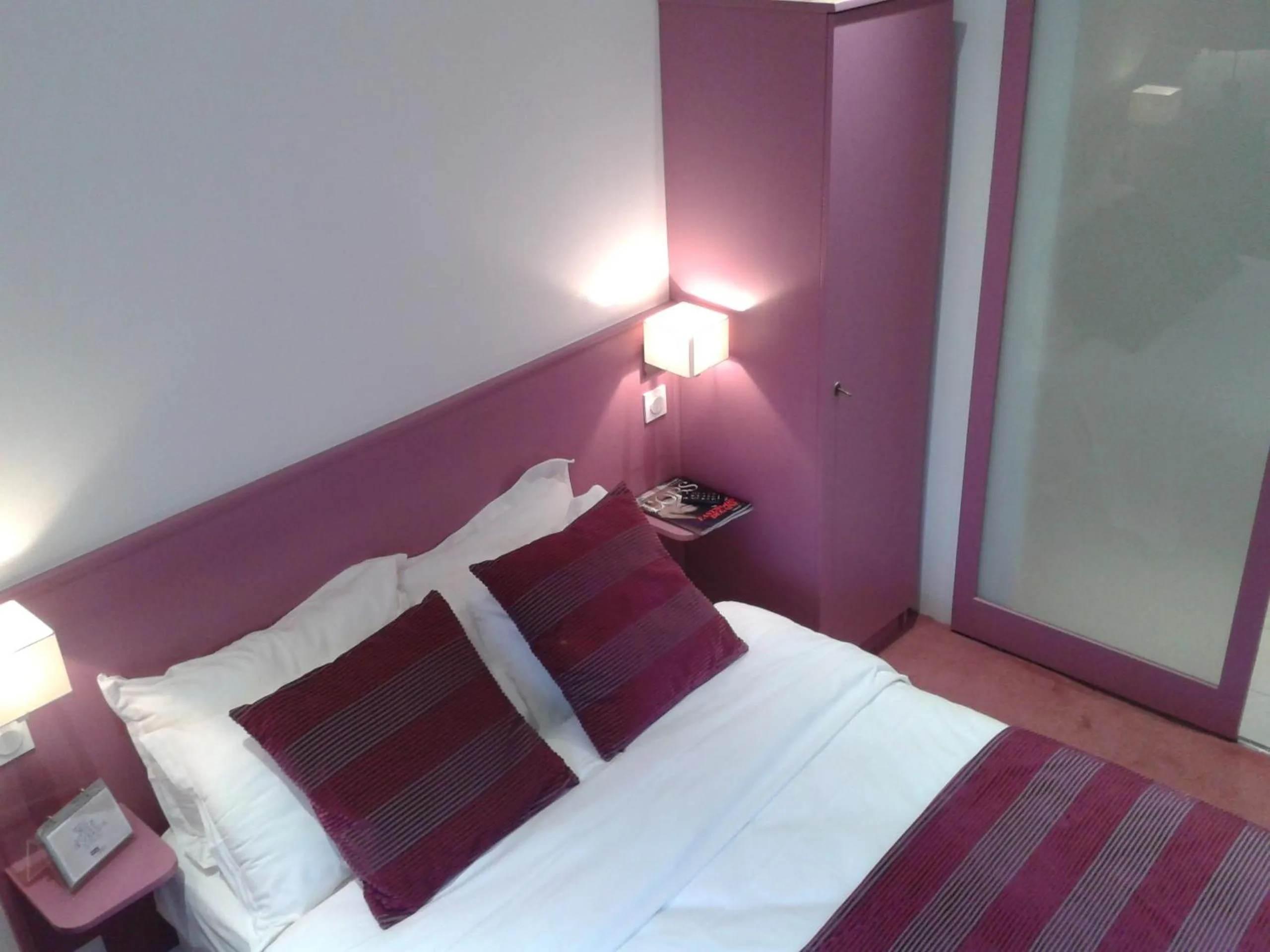 Shower, Bed in Kyriad Saumur Hyper Centre Hôtel, Appartements, Séminaires et SPA soins Sothys Paris