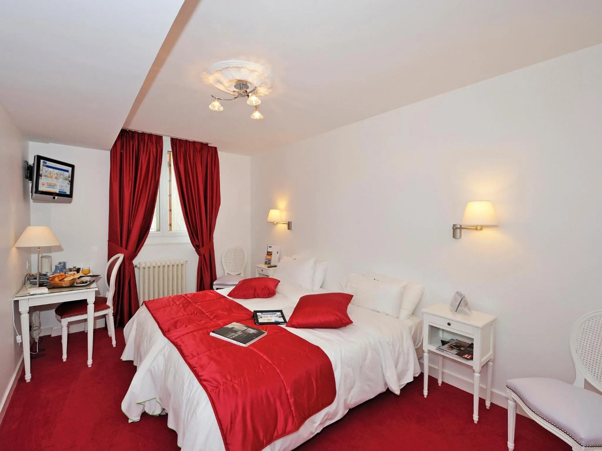 Bathroom, Bed in Kyriad Saumur Hyper Centre Hôtel, Appartements, Séminaires et SPA soins Sothys Paris