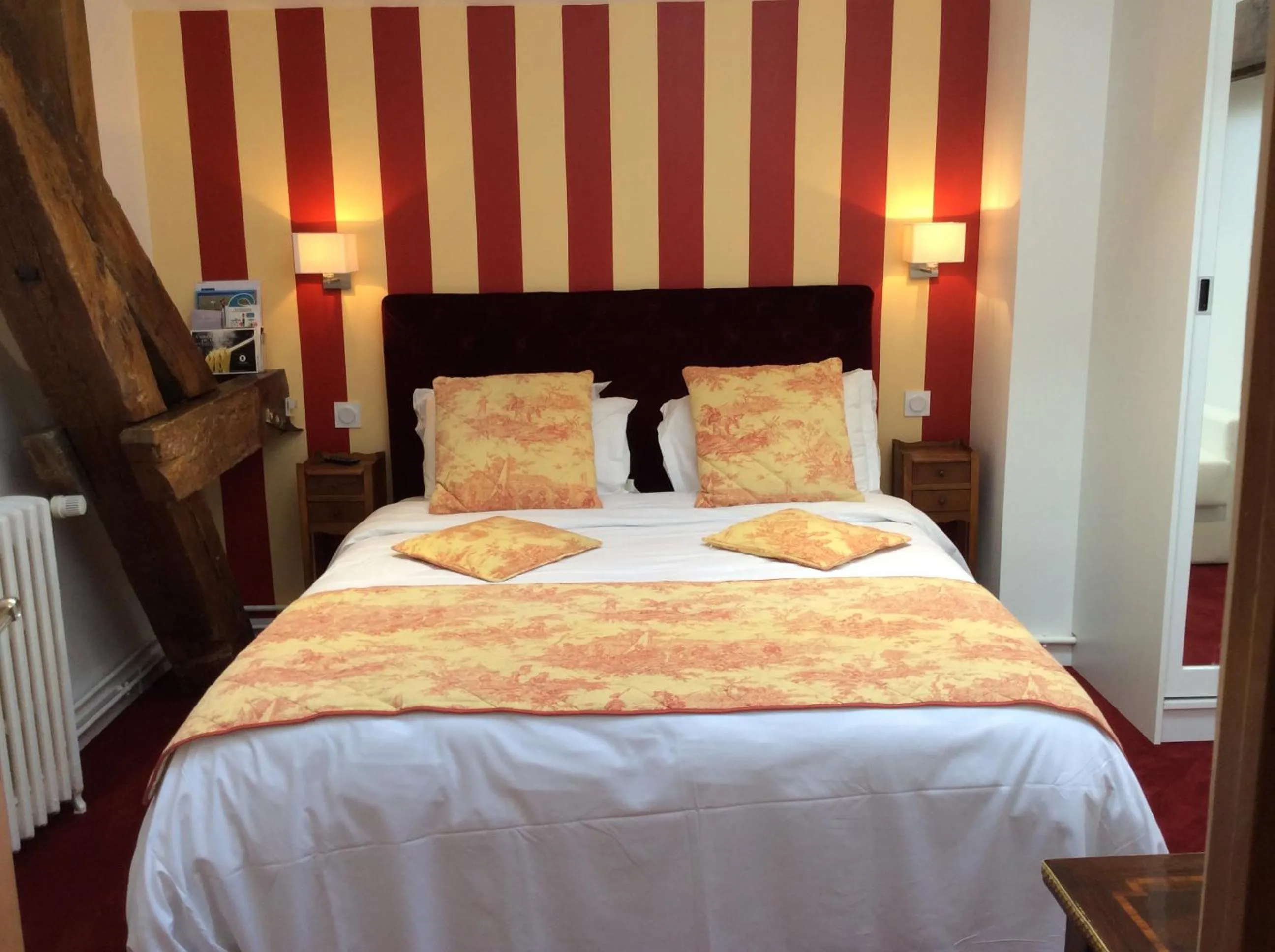 Toilet, Bed in Kyriad Saumur Hyper Centre Hôtel, Appartements, Séminaires et SPA soins Sothys Paris