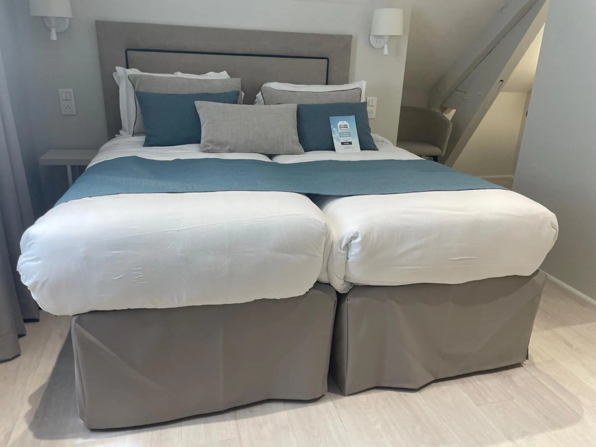 Inner courtyard view, Bed in Kyriad Saumur Hyper Centre Hôtel, Appartements, Séminaires et SPA soins Sothys Paris