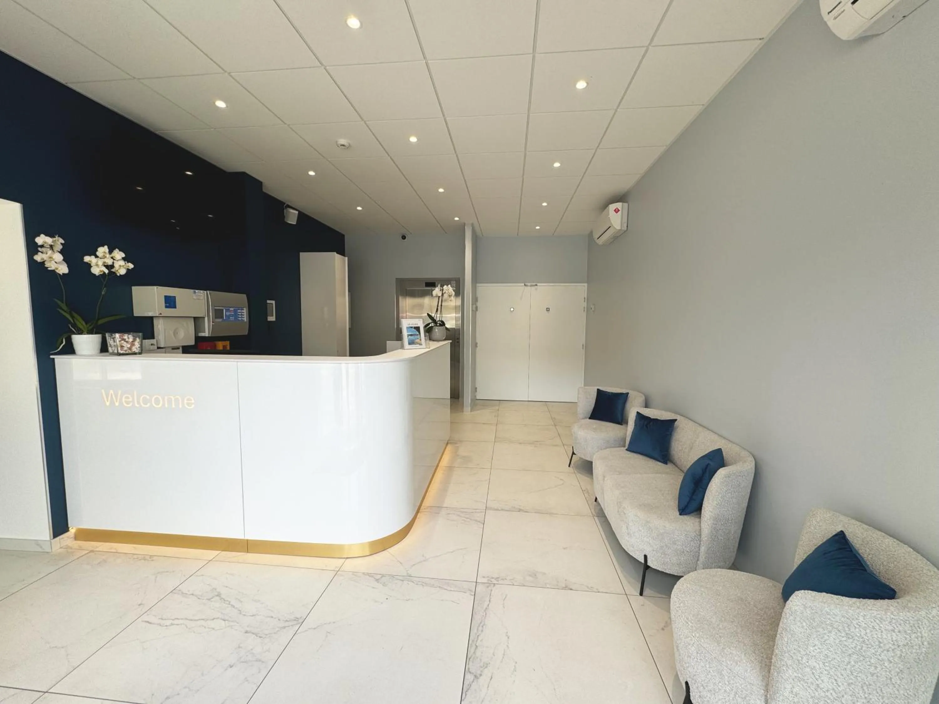 Lobby or reception in Kyriad Saumur Hyper Centre Hôtel, Appartements, Séminaires et SPA soins Sothys Paris