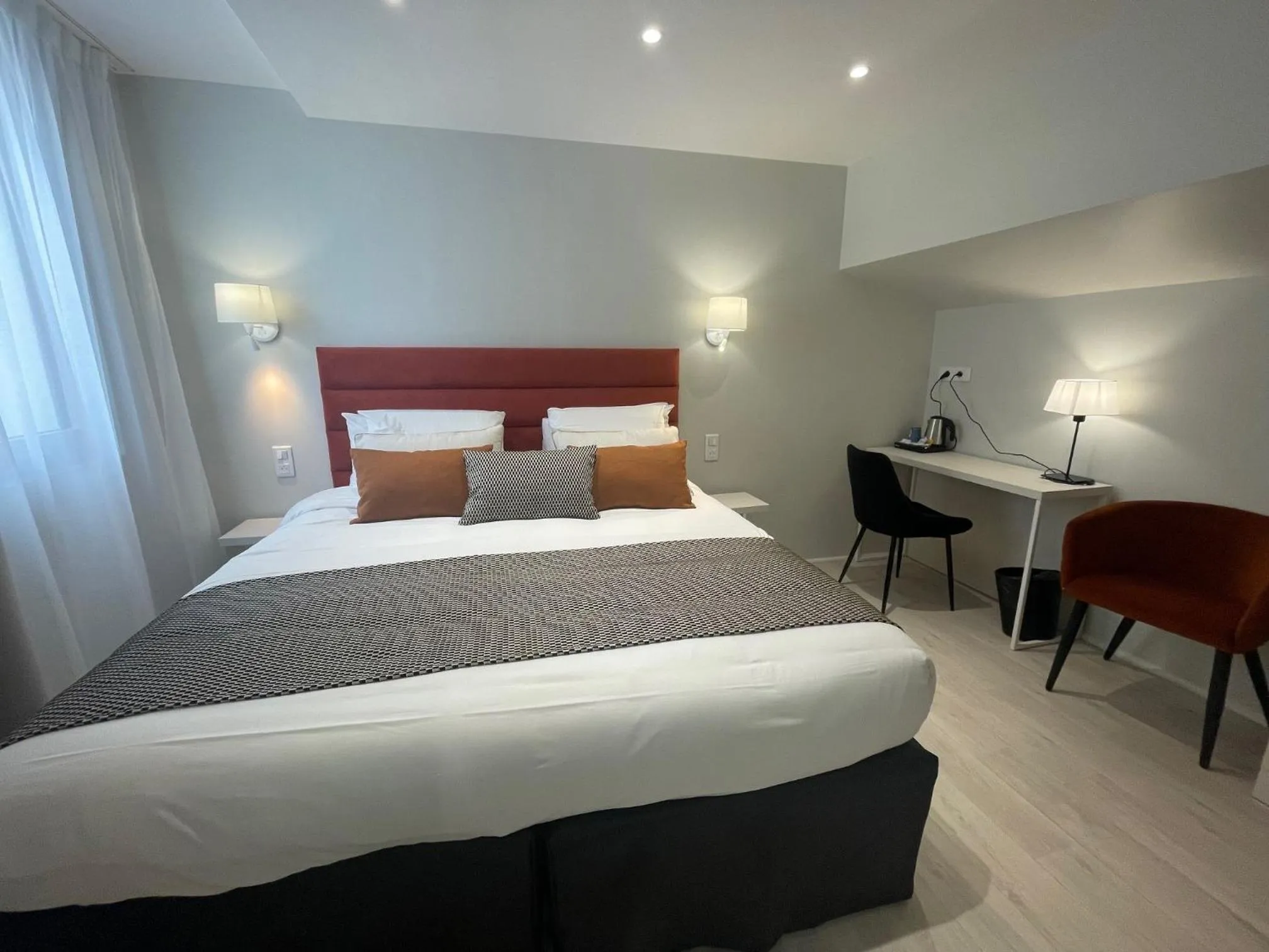 Shower, Bed in Kyriad Saumur Hyper Centre Hôtel, Appartements, Séminaires et SPA soins Sothys Paris