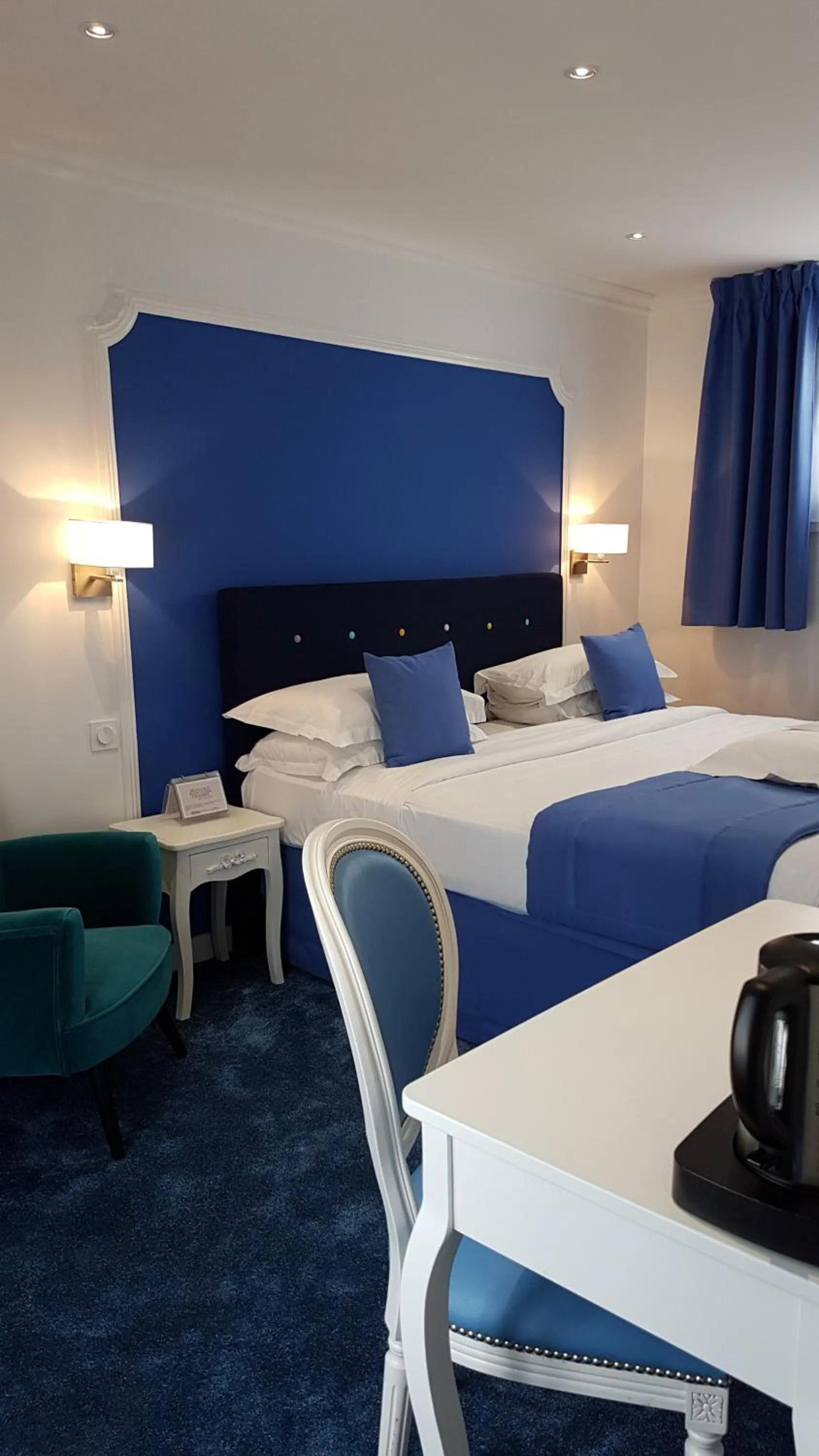 Bathroom, Bed in Kyriad Saumur Hyper Centre Hôtel, Appartements, Séminaires et SPA soins Sothys Paris