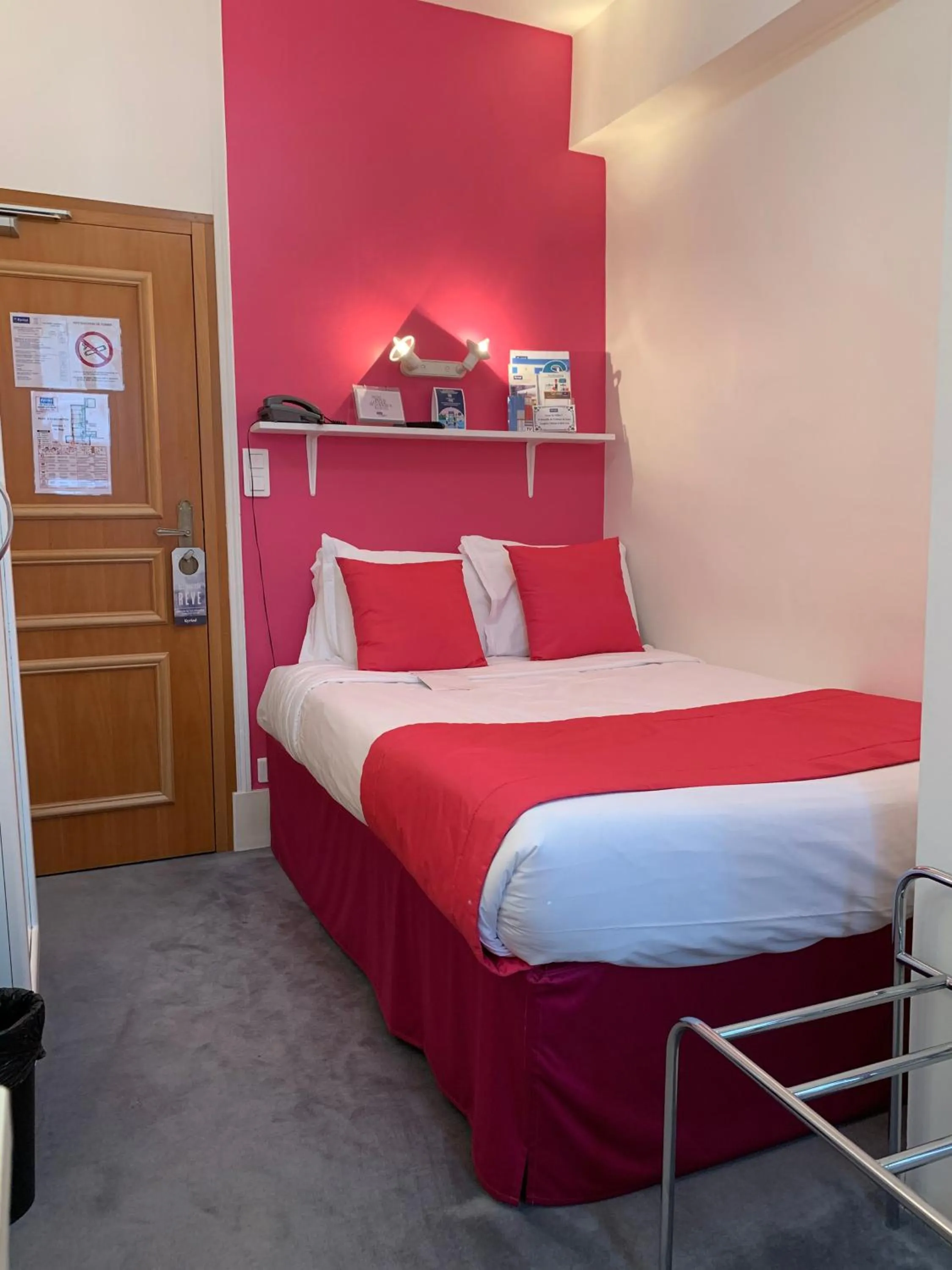 Shower, Bed in Kyriad Saumur Hyper Centre Hôtel, Appartements, Séminaires et SPA soins Sothys Paris