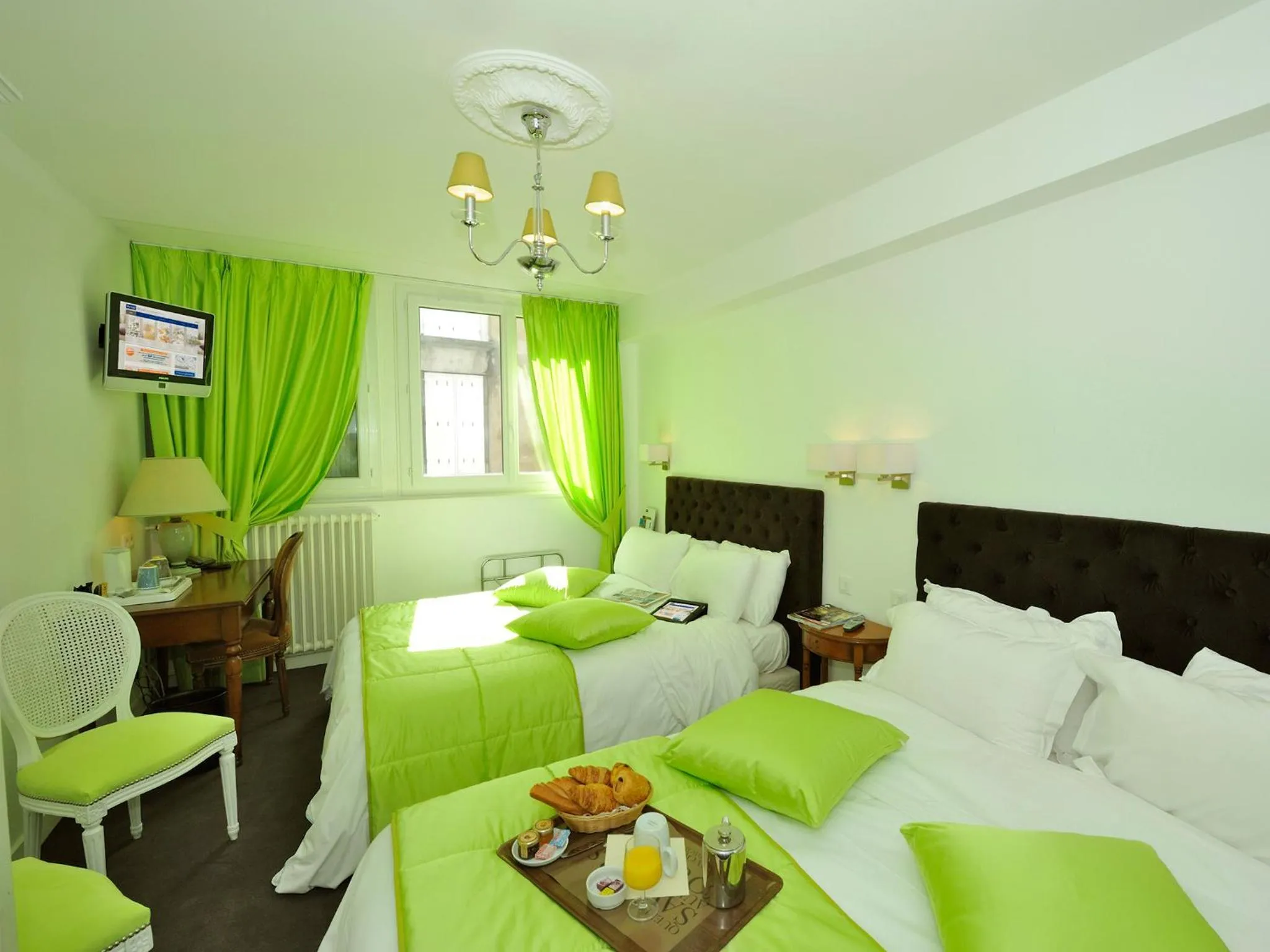 Bathroom, Bed in Kyriad Saumur Hyper Centre Hôtel, Appartements, Séminaires et SPA soins Sothys Paris