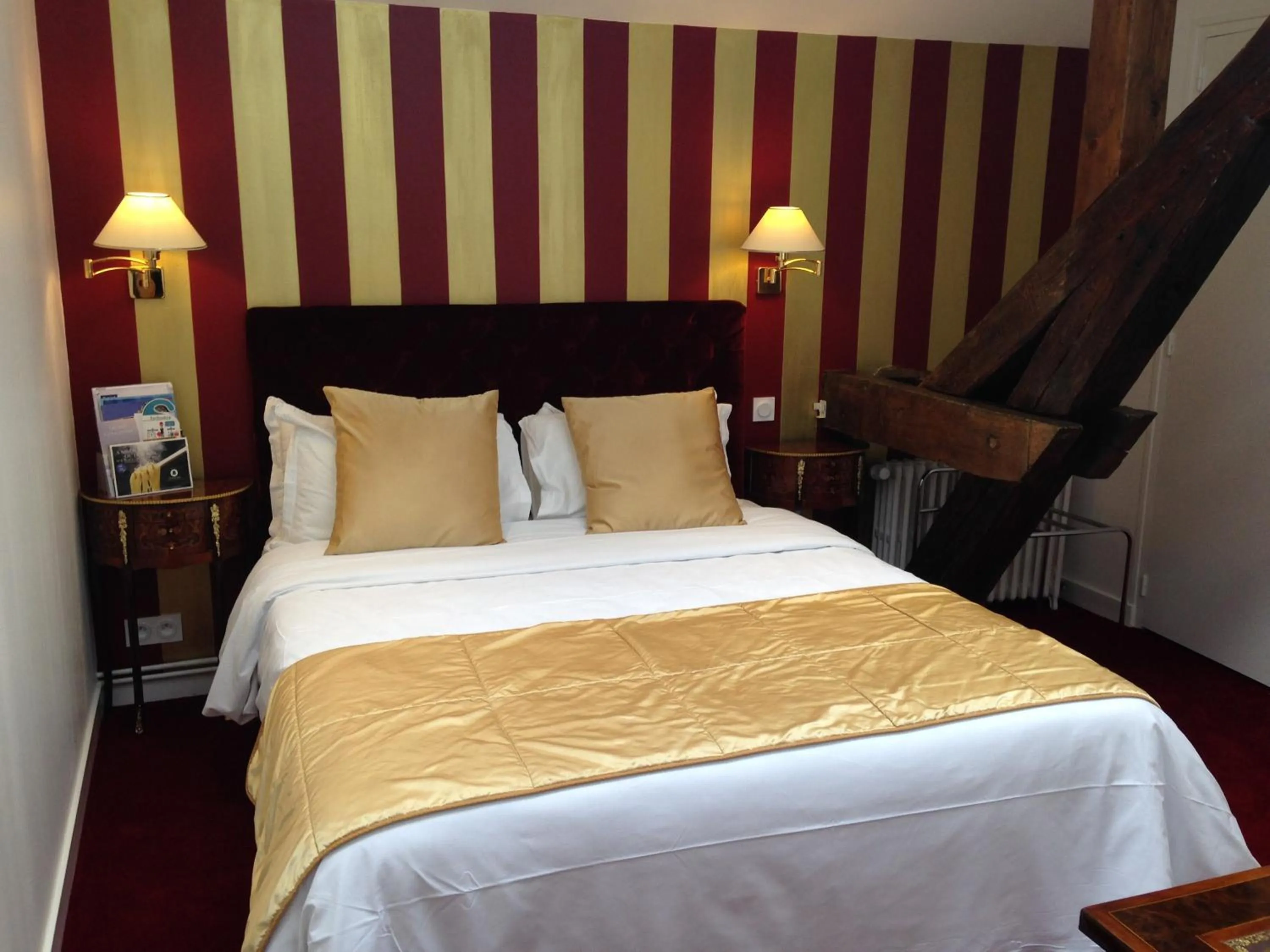 Toilet, Bed in Kyriad Saumur Hyper Centre Hôtel, Appartements, Séminaires et SPA soins Sothys Paris