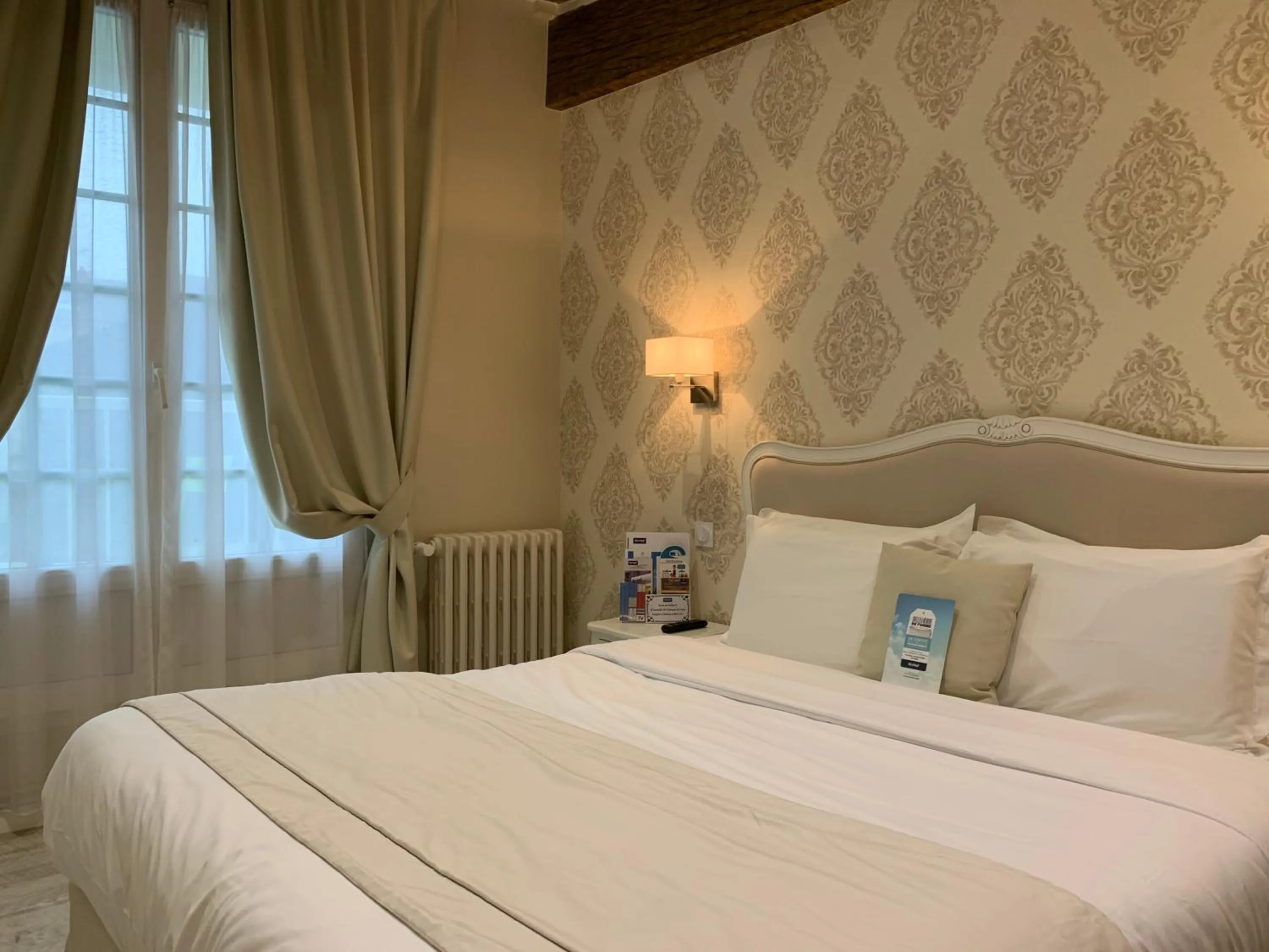 Bathroom, Bed in Kyriad Saumur Hyper Centre Hôtel, Appartements, Séminaires et SPA soins Sothys Paris