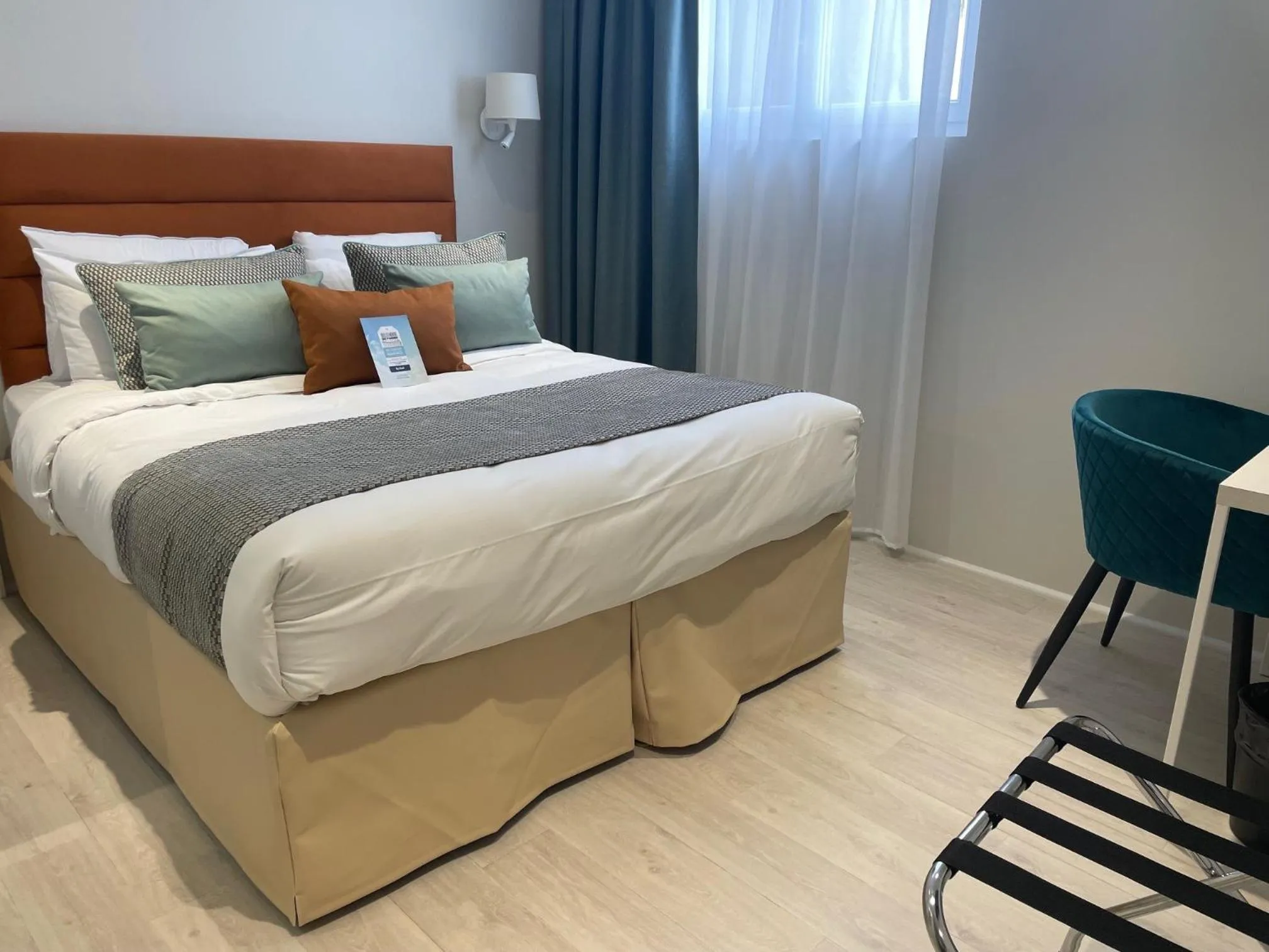 City view, Bed in Kyriad Saumur Hyper Centre Hôtel, Appartements, Séminaires et SPA soins Sothys Paris