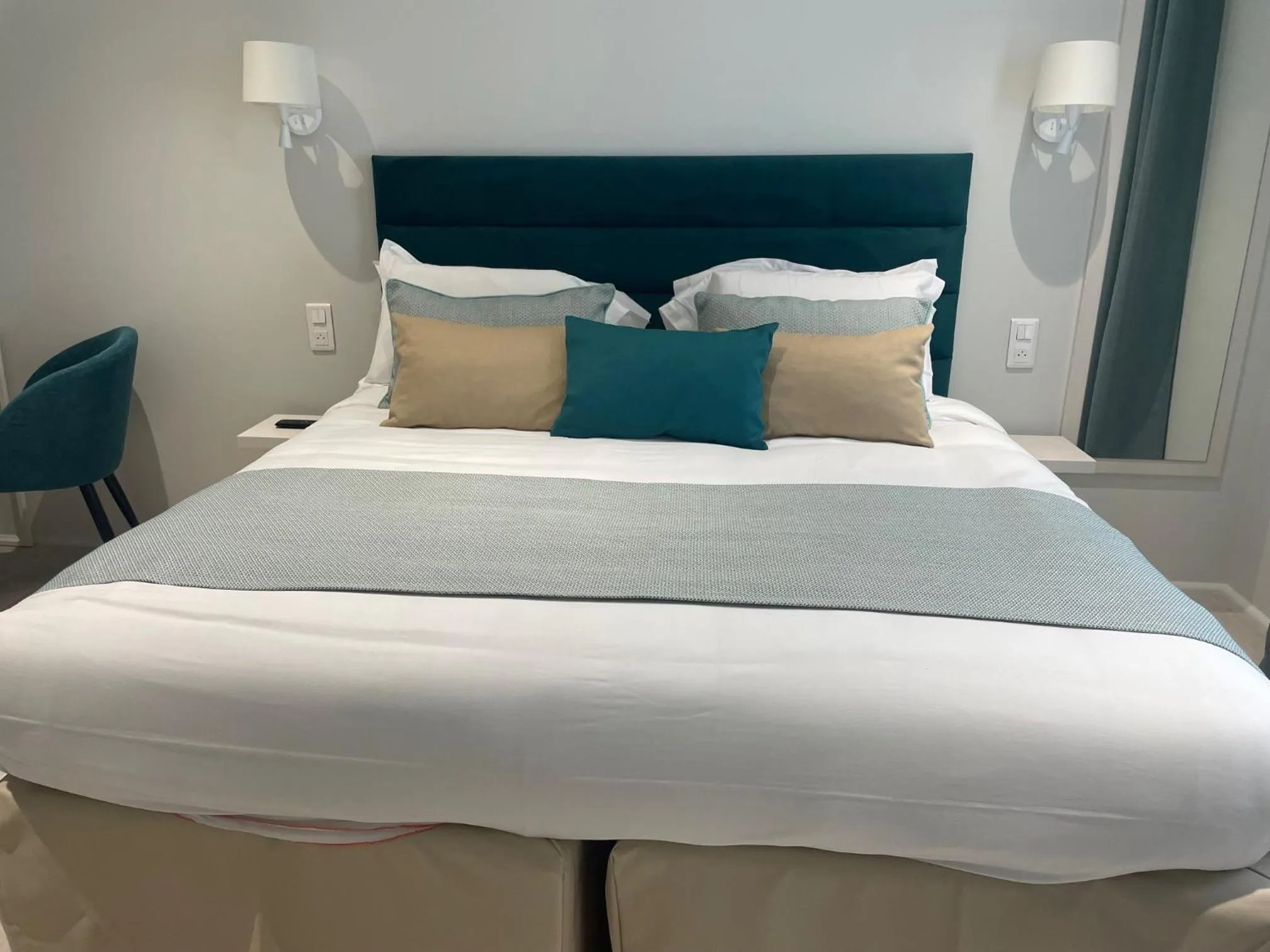 Inner courtyard view, Bed in Kyriad Saumur Hyper Centre Hôtel, Appartements, Séminaires et SPA soins Sothys Paris