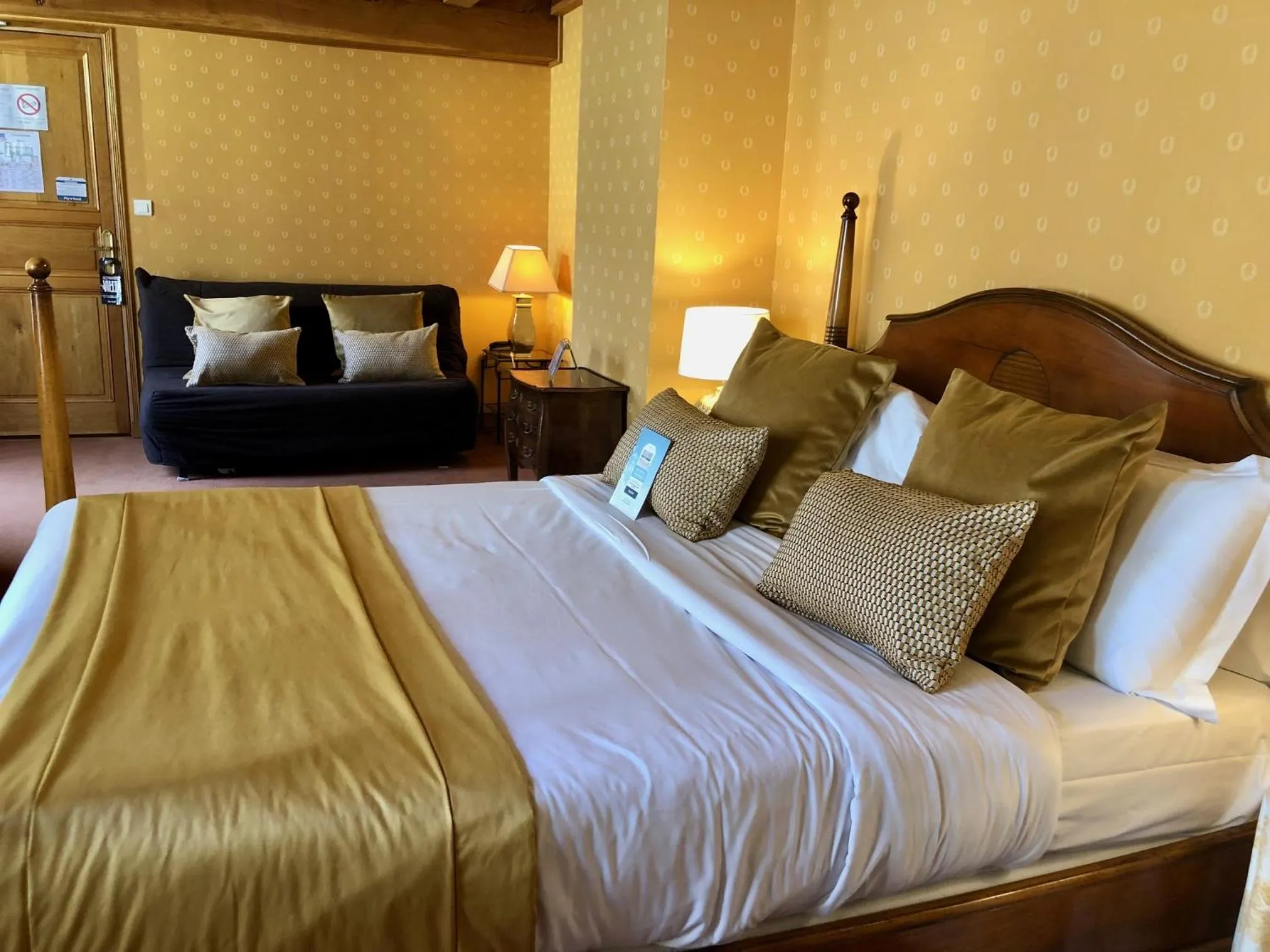 Bath, Bed in Kyriad Saumur Hyper Centre Hôtel, Appartements, Séminaires et SPA soins Sothys Paris