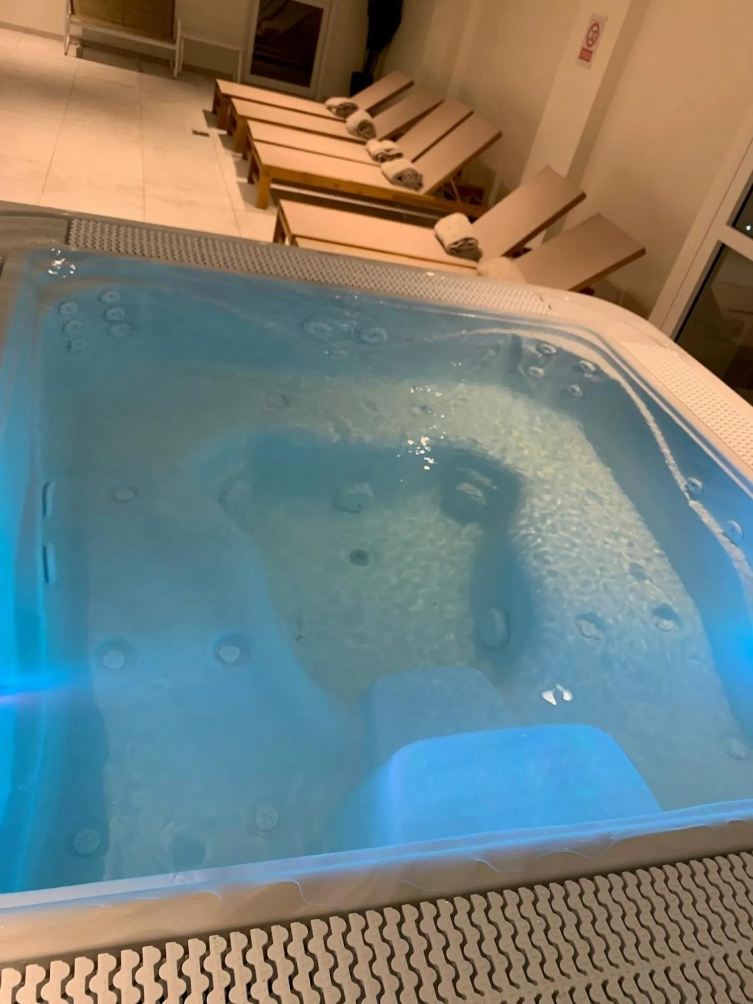 Hot Tub in Kyriad Saumur Hyper Centre Hôtel, Appartements, Séminaires et SPA soins Sothys Paris