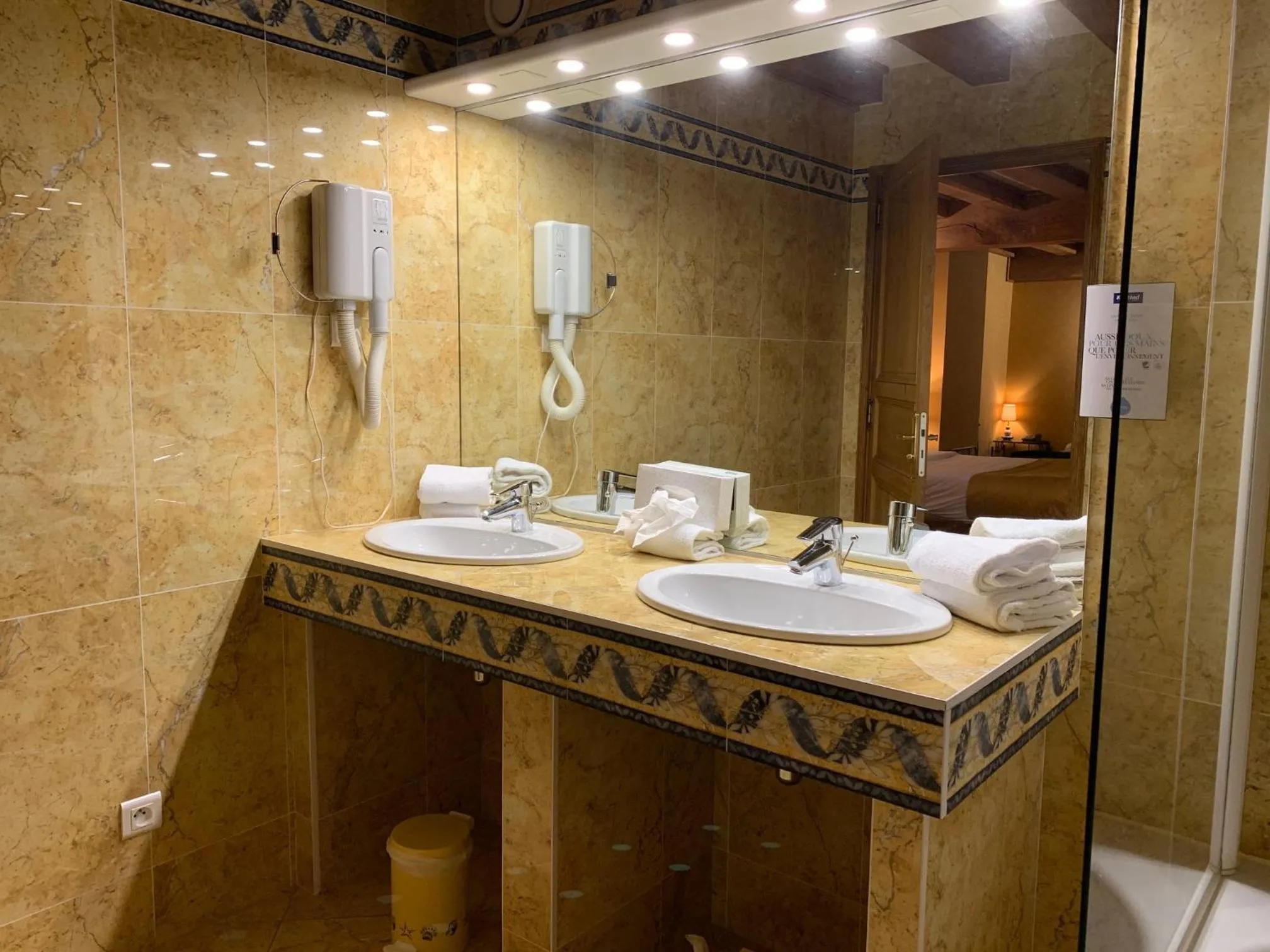 Bathroom in Kyriad Saumur Hyper Centre Hôtel, Appartements, Séminaires et SPA soins Sothys Paris