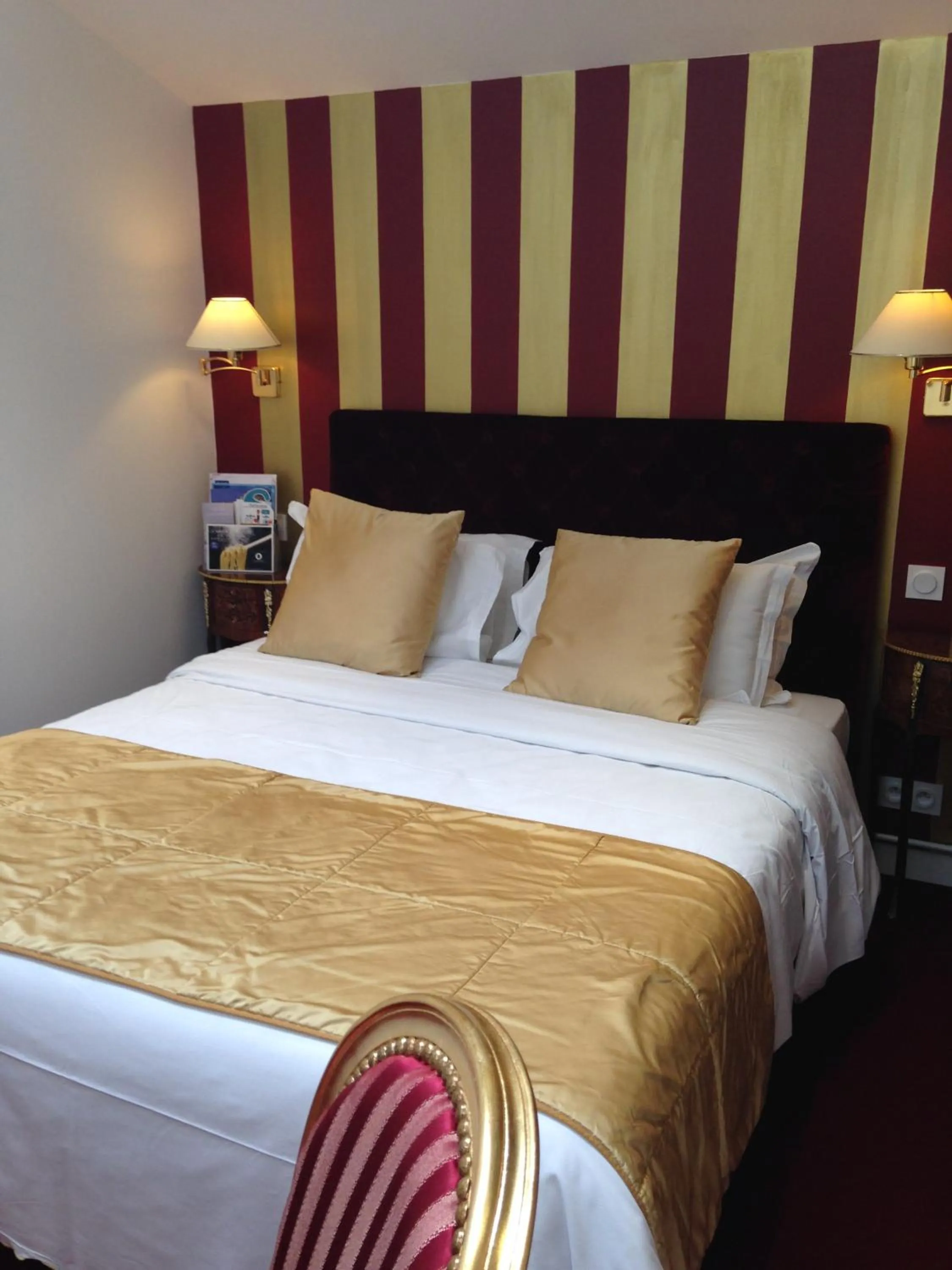 Toilet, Bed in Kyriad Saumur Hyper Centre Hôtel, Appartements, Séminaires et SPA soins Sothys Paris