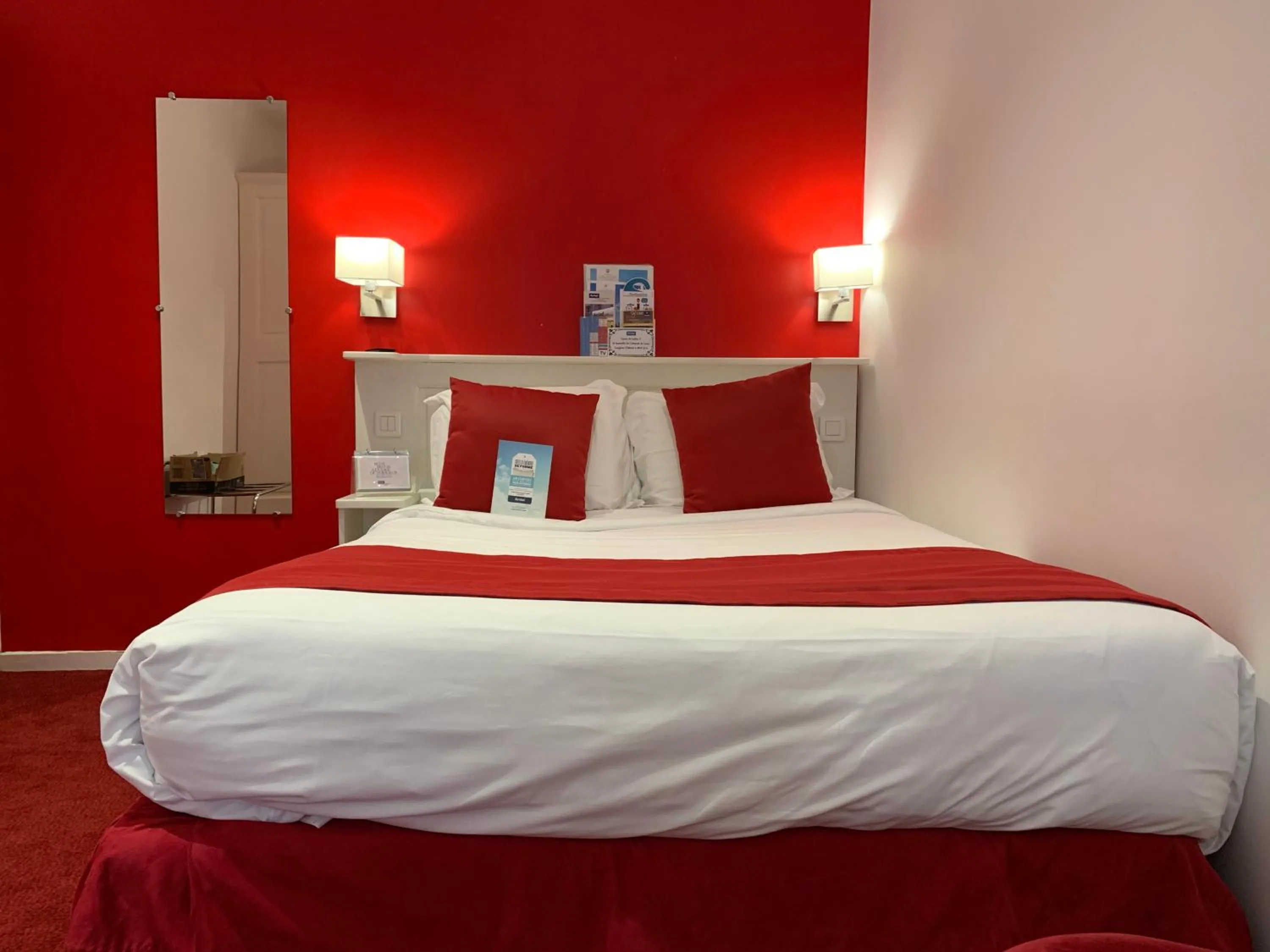 Shower, Bed in Kyriad Saumur Hyper Centre Hôtel, Appartements, Séminaires et SPA soins Sothys Paris