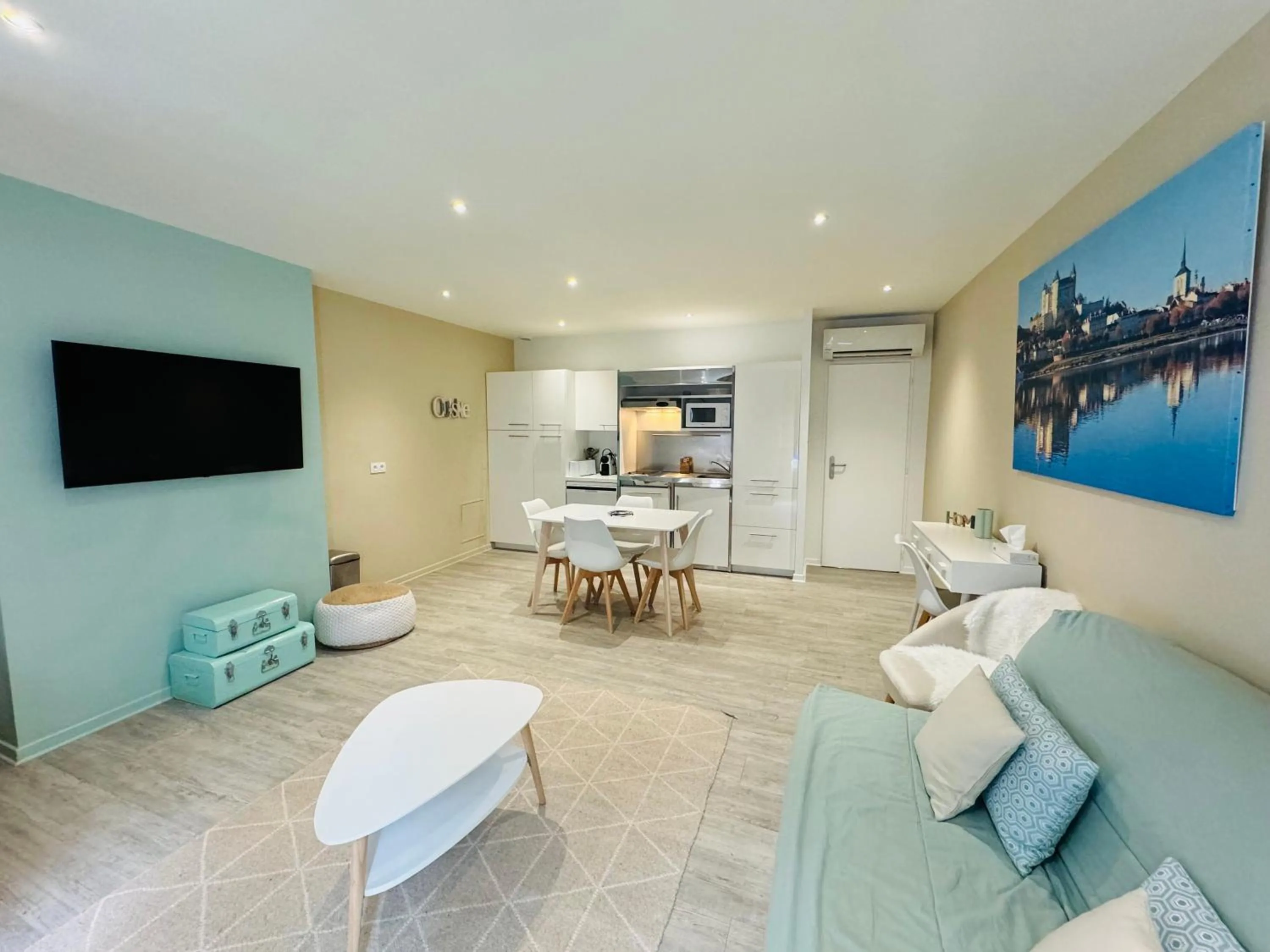 TV and multimedia in Kyriad Saumur Hyper Centre Hôtel, Appartements, Séminaires et SPA soins Sothys Paris