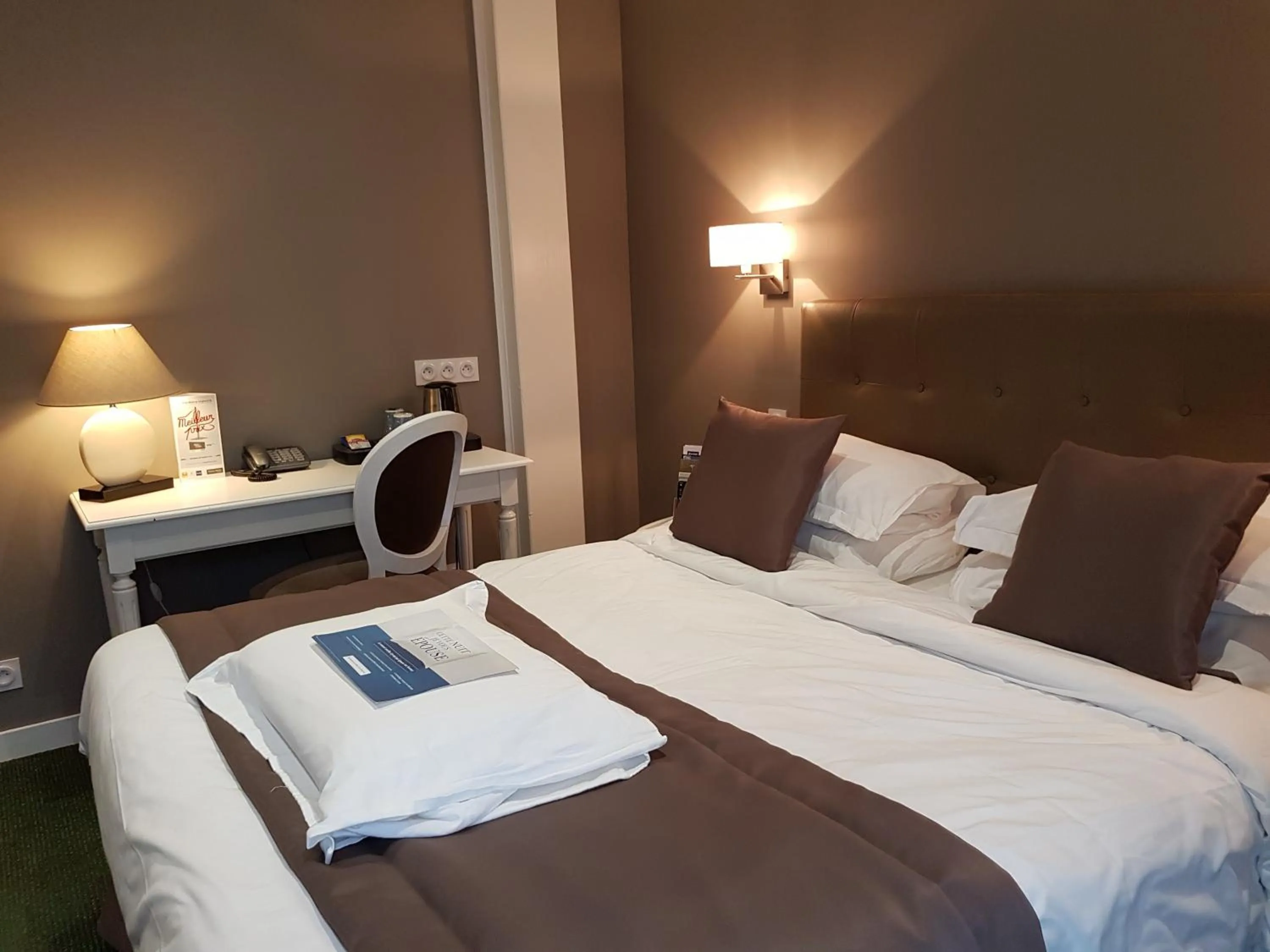 Bathroom, Bed in Kyriad Saumur Hyper Centre Hôtel, Appartements, Séminaires et SPA soins Sothys Paris