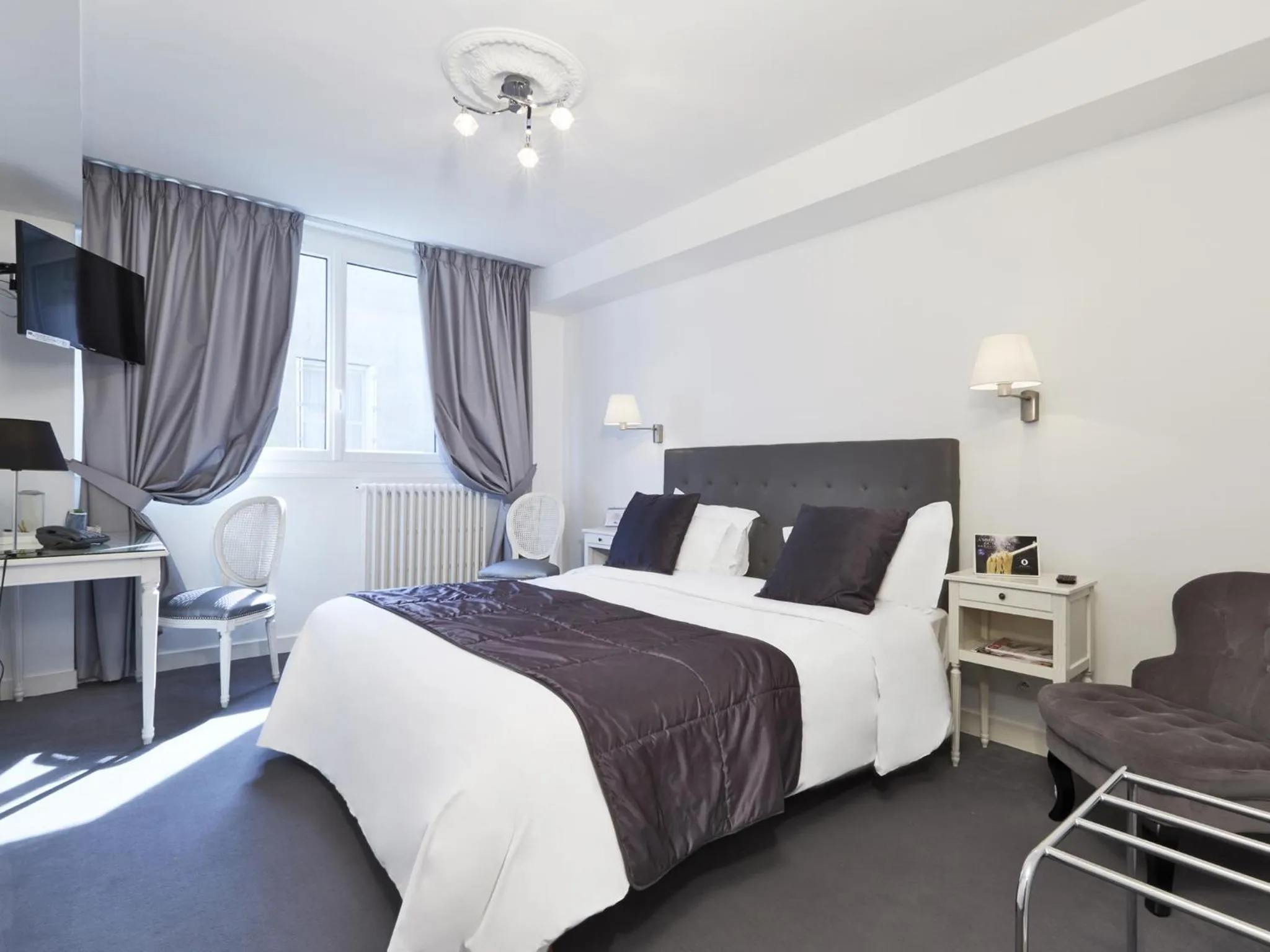 Toilet, Bed in Kyriad Saumur Hyper Centre Hôtel, Appartements, Séminaires et SPA soins Sothys Paris