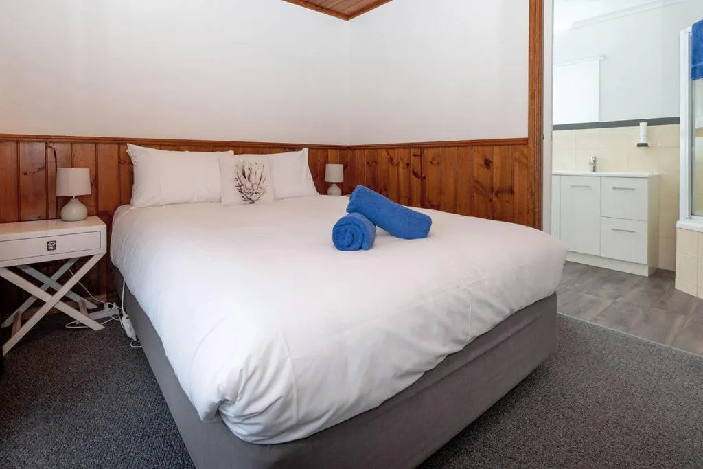 Bed in Kitty's Cottages - Managed by BIG4 Strahan Holiday Retreat