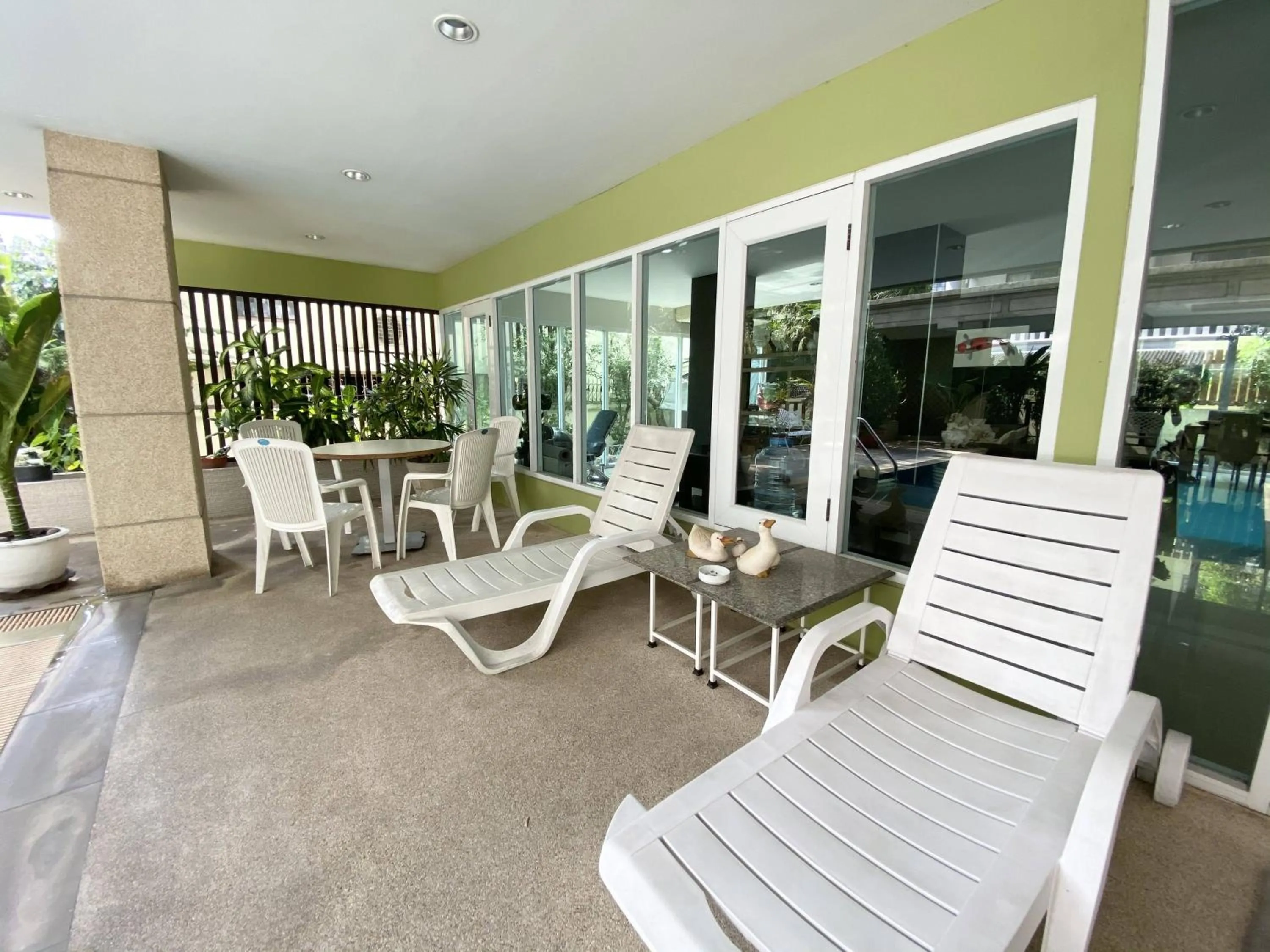 Swimming pool in 14 Place Sukhumvit Suites