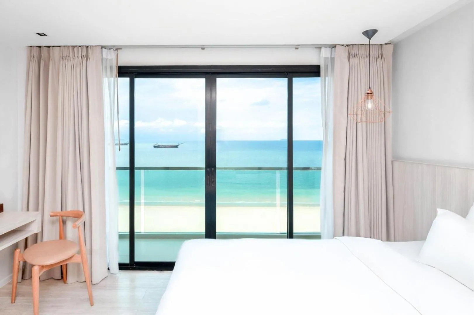Sea view, Bed in Zand Morada Pattaya