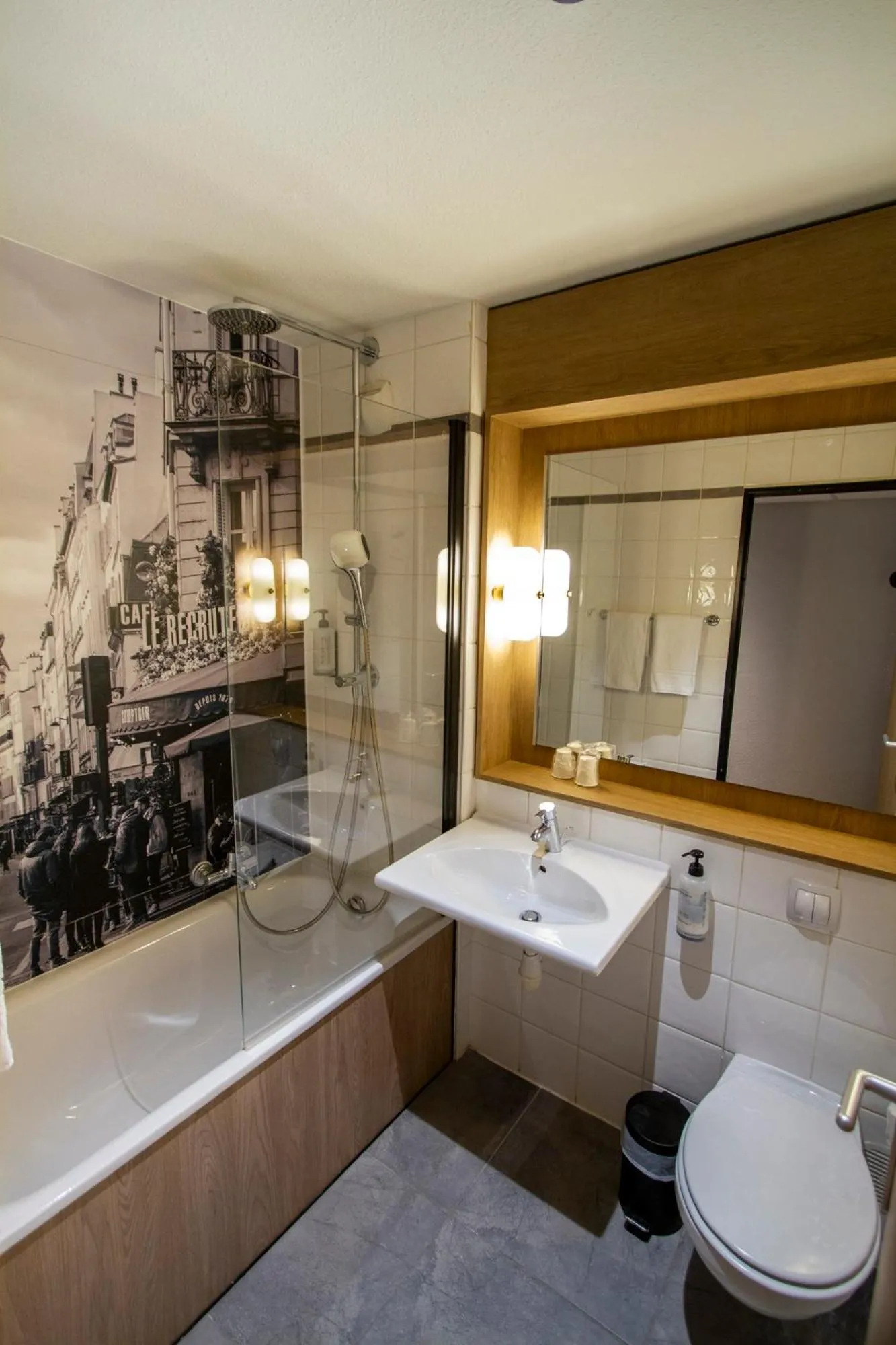 Bathroom in Campanile Prime Paris 19 - La Villette