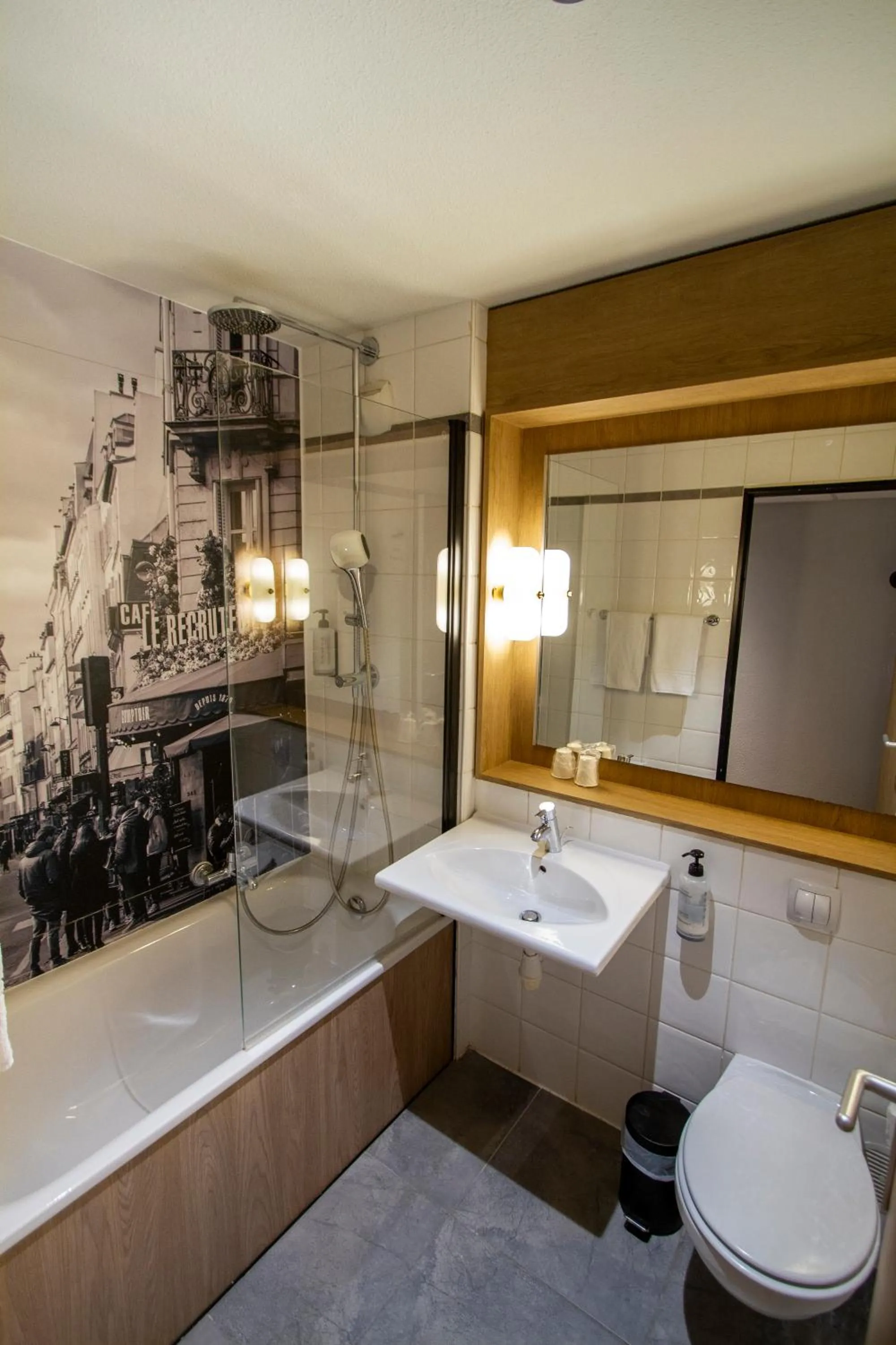 Toilet in Campanile Prime Paris 19 - La Villette