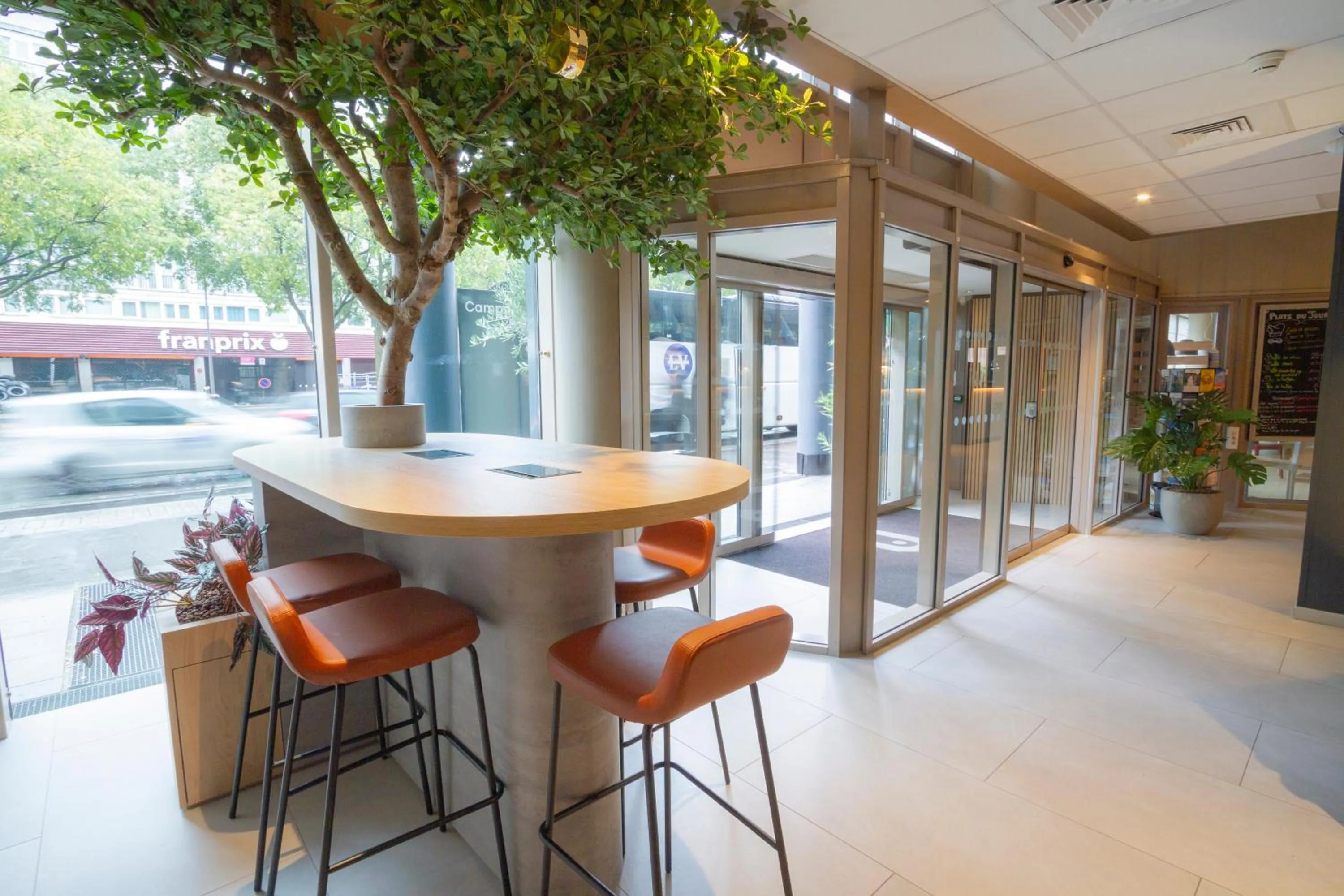 Seating area in Campanile Prime Paris 19 - La Villette