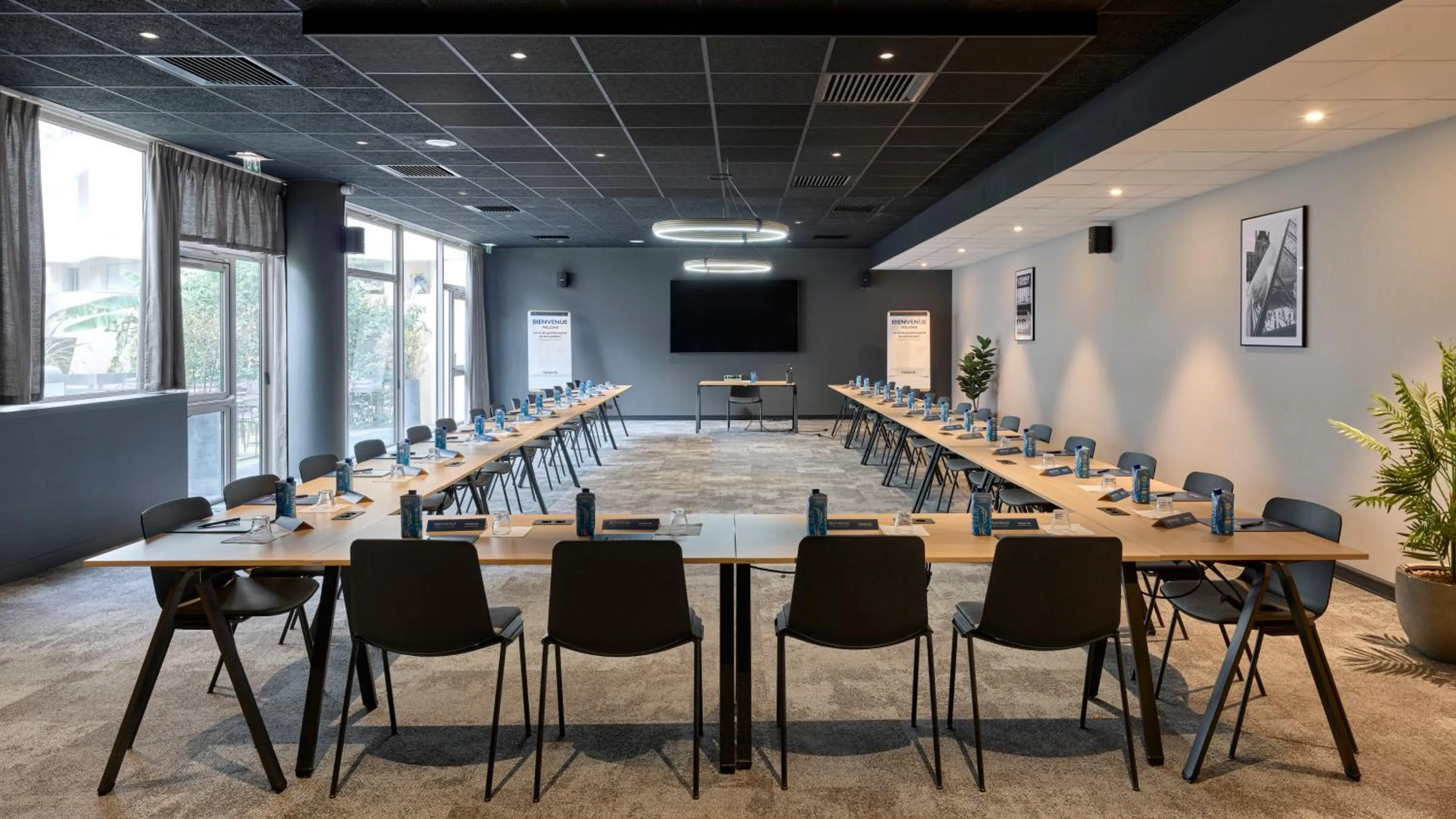 Restaurant/places to eat in Campanile Prime Paris 19 - La Villette