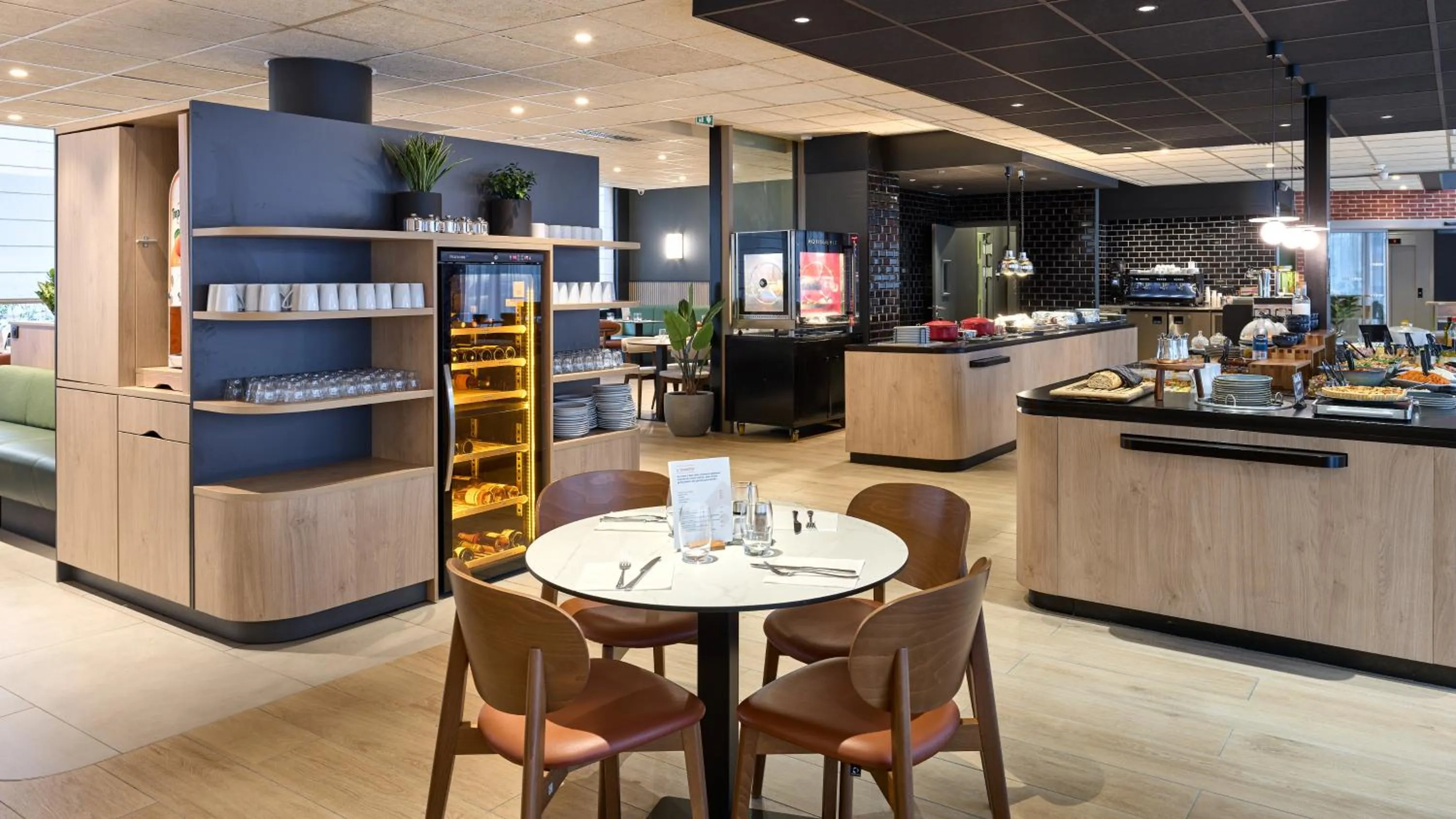 Restaurant/places to eat in Campanile Prime Paris 19 - La Villette