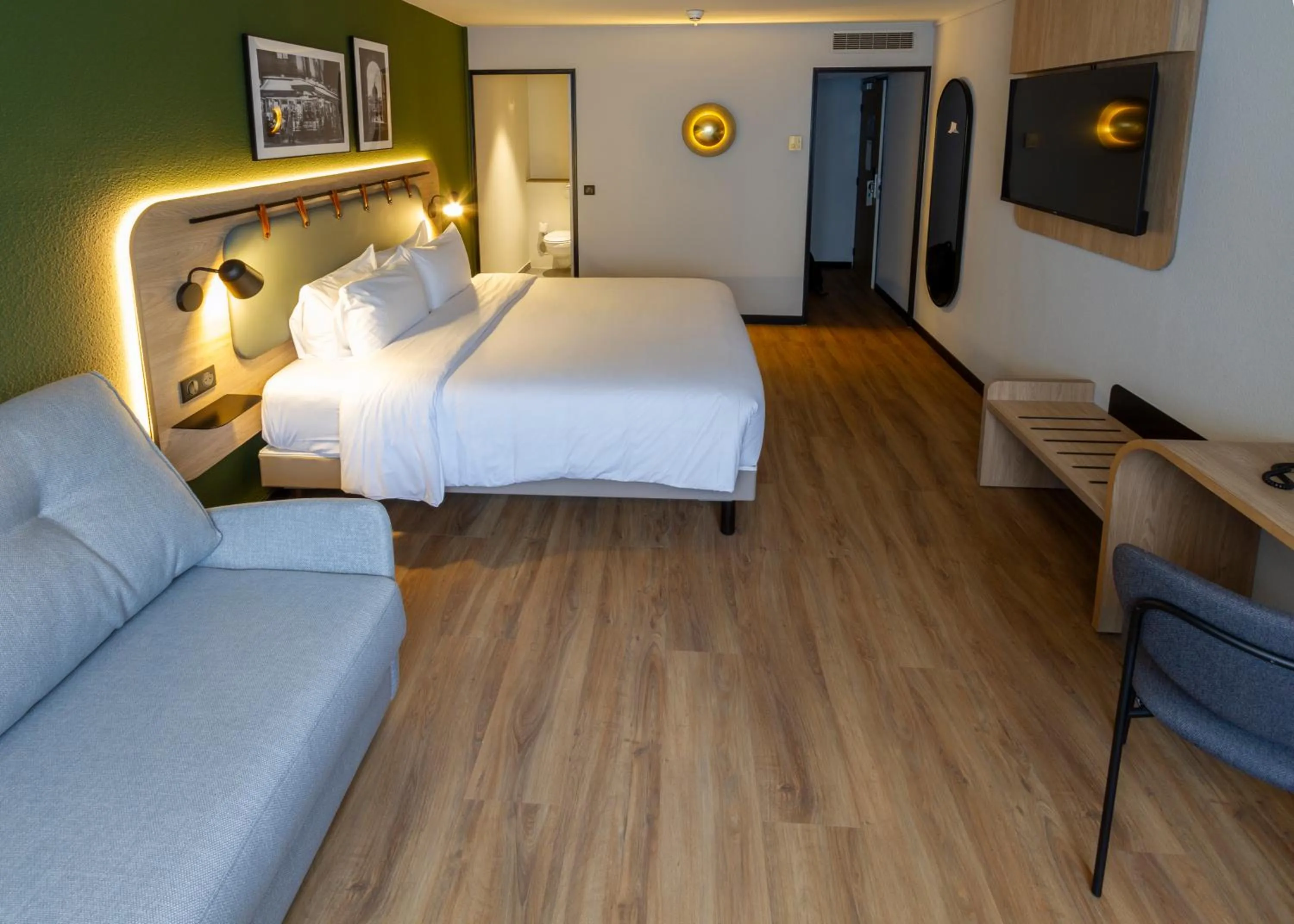 Photo of the whole room, Bed in Campanile Prime Paris 19 - La Villette